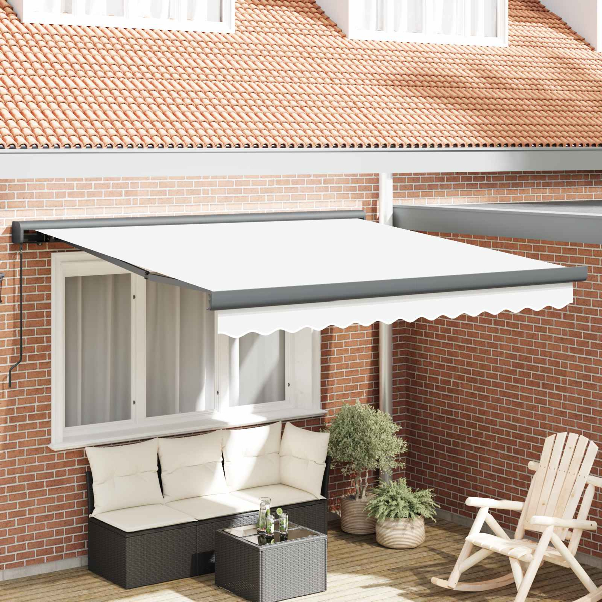 Eine ausgefahrene weiße Markise über einer Rattan-Lounge und einem Schaukelstuhl.