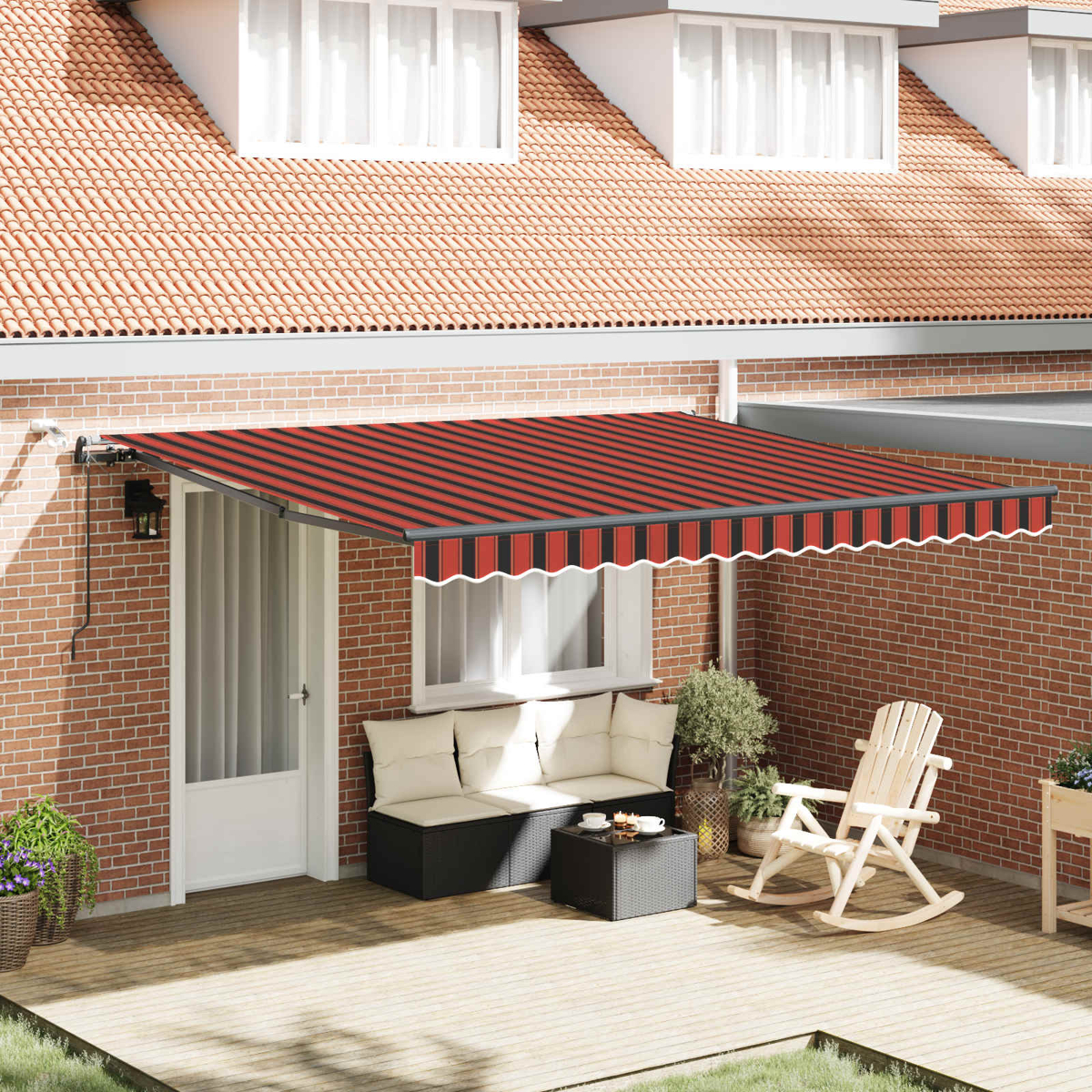 Rote und schwarze Markise über einer Veranda mit Sitzmöbeln und einem Schaukelstuhl.