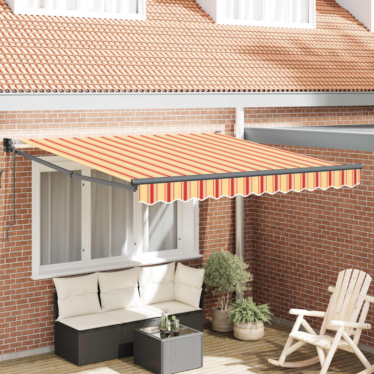 Ein gestreiftes Vordach erstreckt sich über eine Terrasse mit Sitzgelegenheiten und einem Schaukelstuhl.