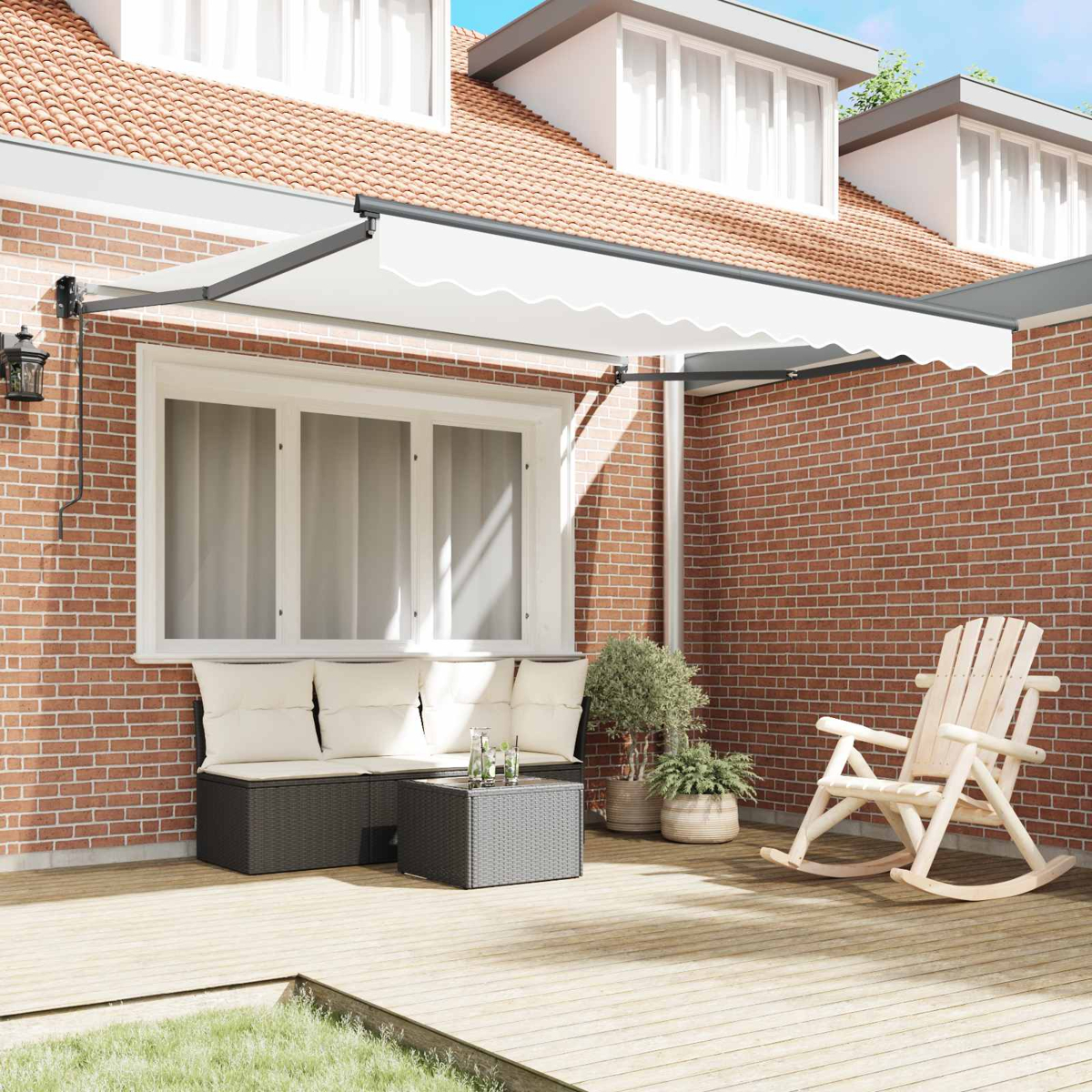 Terrasse mit ausfahrbarer Markise, Rattan-Sitzbank, Couchtisch und Schaukelstuhl.