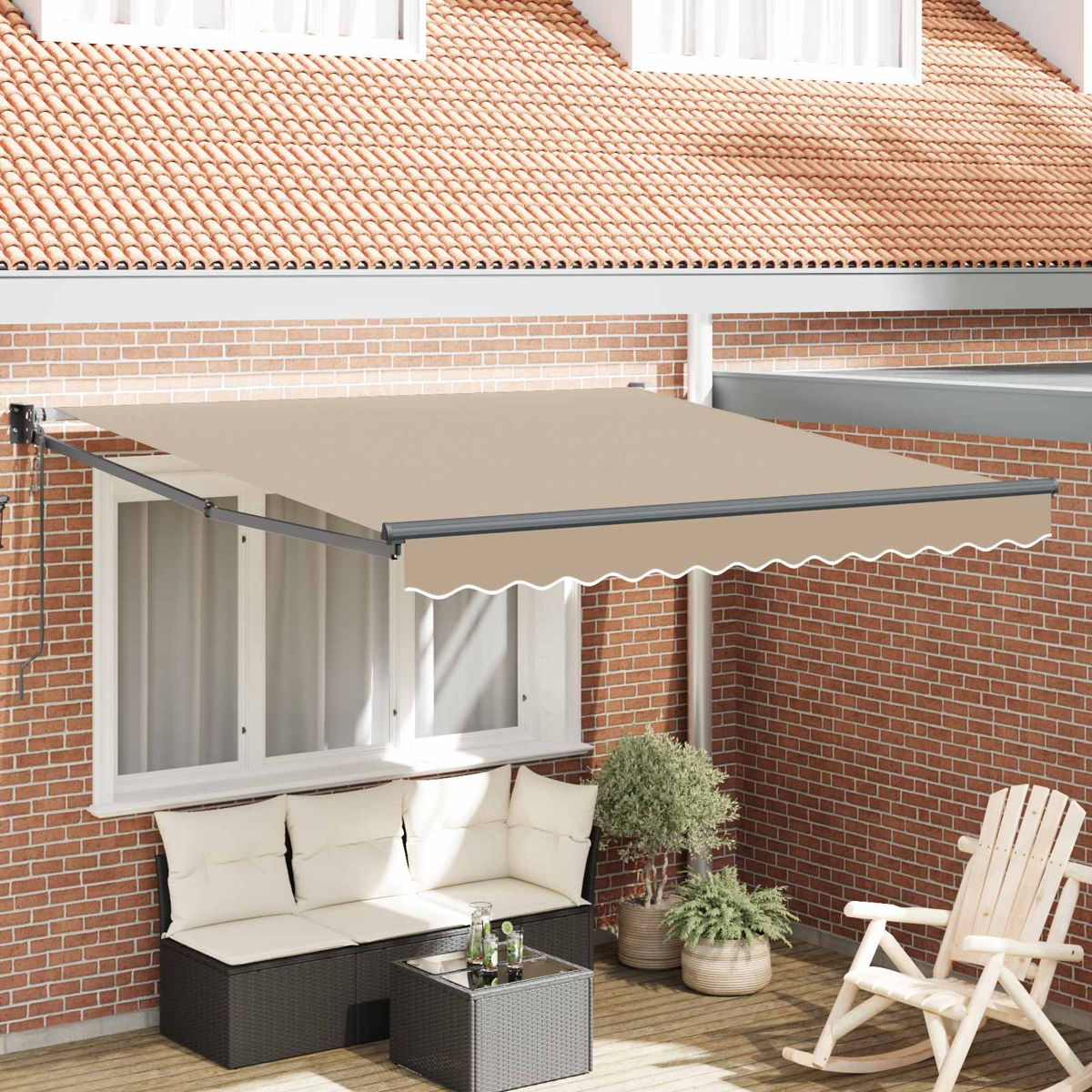 Eine beigefarbene Markise fährt über eine Terrasse mit Gartenmöbeln aus.