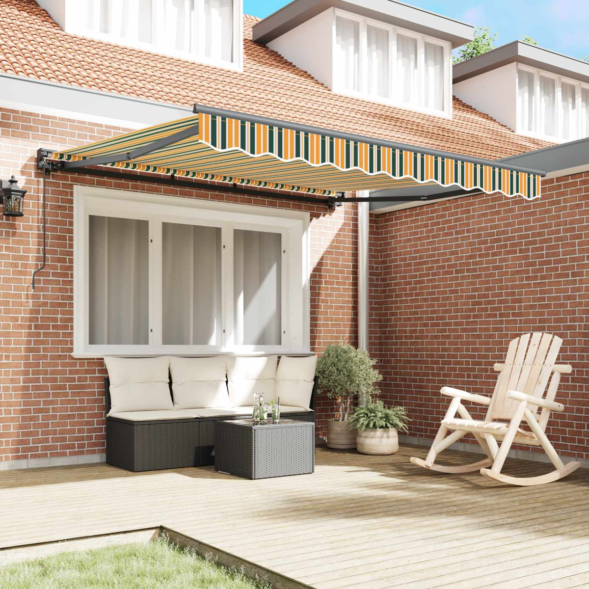 Eine gestreifte Markise bedeckt eine Terrasse mit Sofa, Couchtisch und Schaukelstuhl.