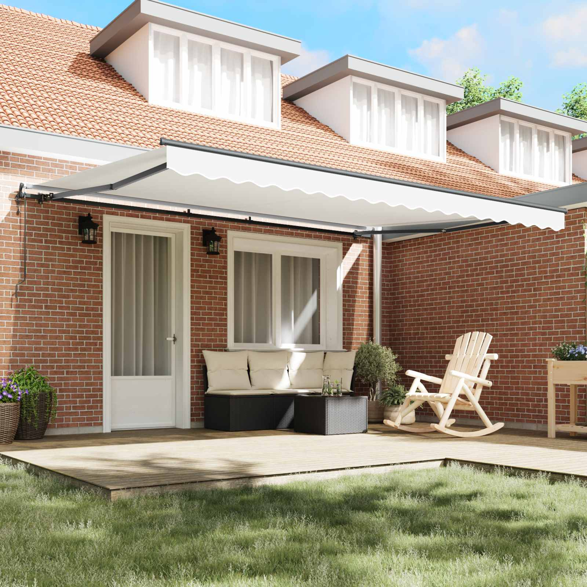 Terrasse mit weißem Sonnensegel, Holzboden, Gartenmöbeln und Ziegelhaus.