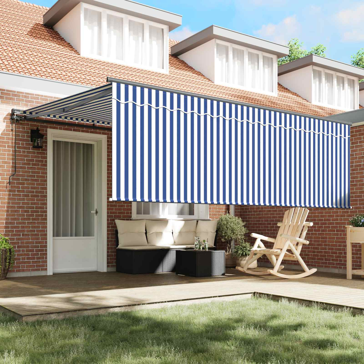 Ein blau-weißer gestreifter Sonnenschutz über einer Terrasse mit Möbeln und Ziegelwand.