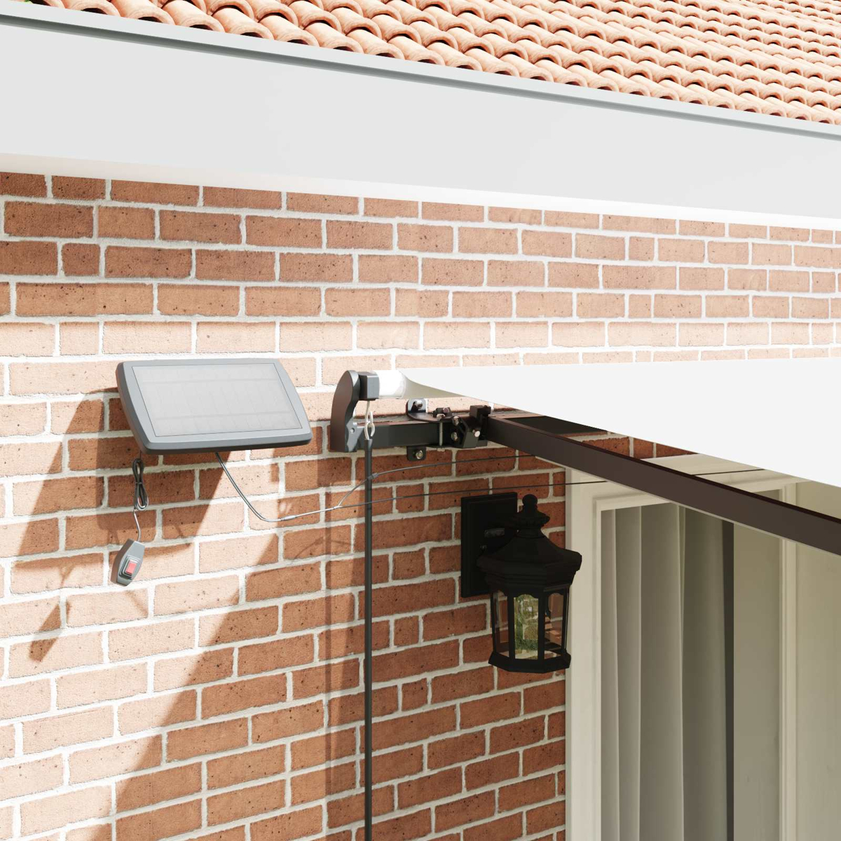 Solarpanel, Lampe und Markisenmechanismus an einer Ziegelwand unter einem Dach.