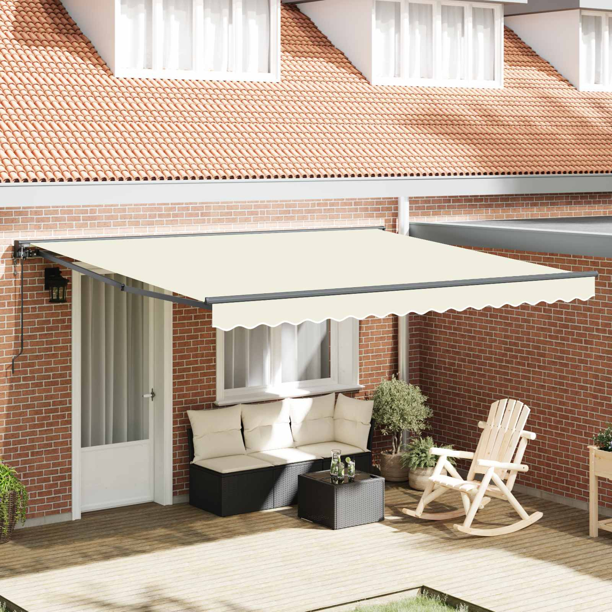 Eine ausgefahrene cremefarbene Markise über einer Terrasse mit Möbeln.