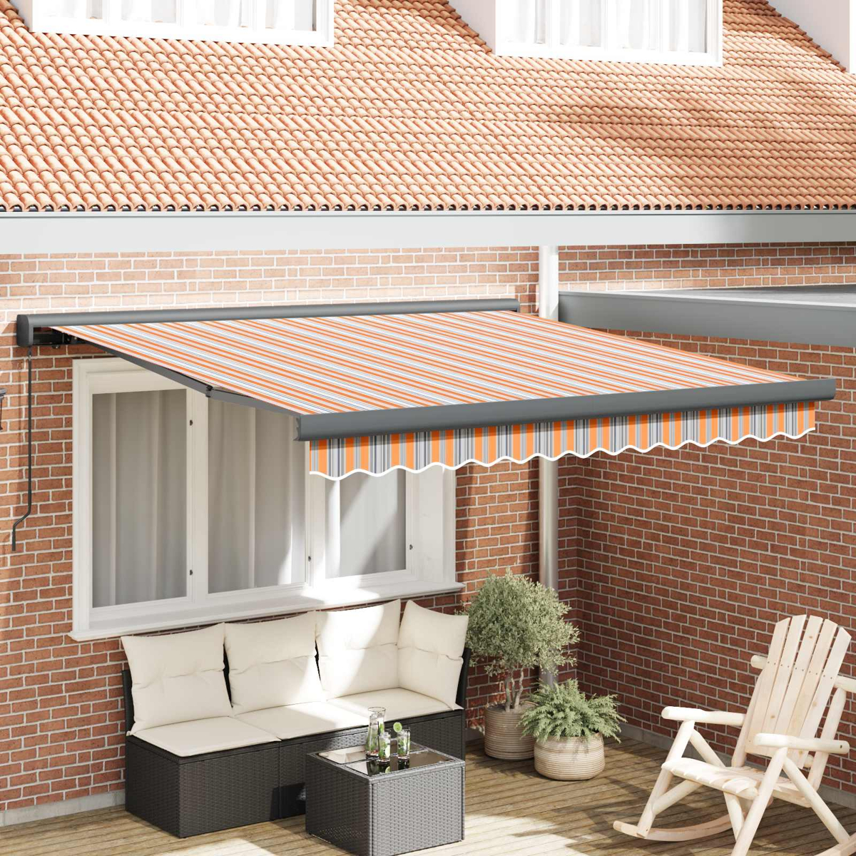 Ein ausgefahrener Markise mit orange-weißen Streifen über einem Fenster mit Lounchgruppe.
