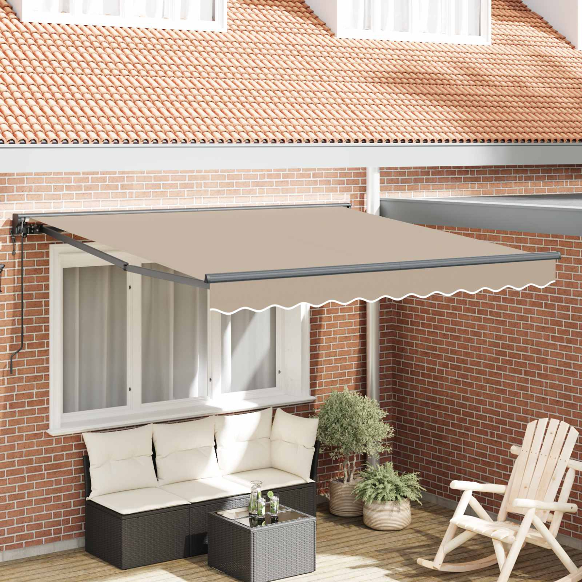 Toldo beige sobre zona de asientos y mecedora en terraza de madera.