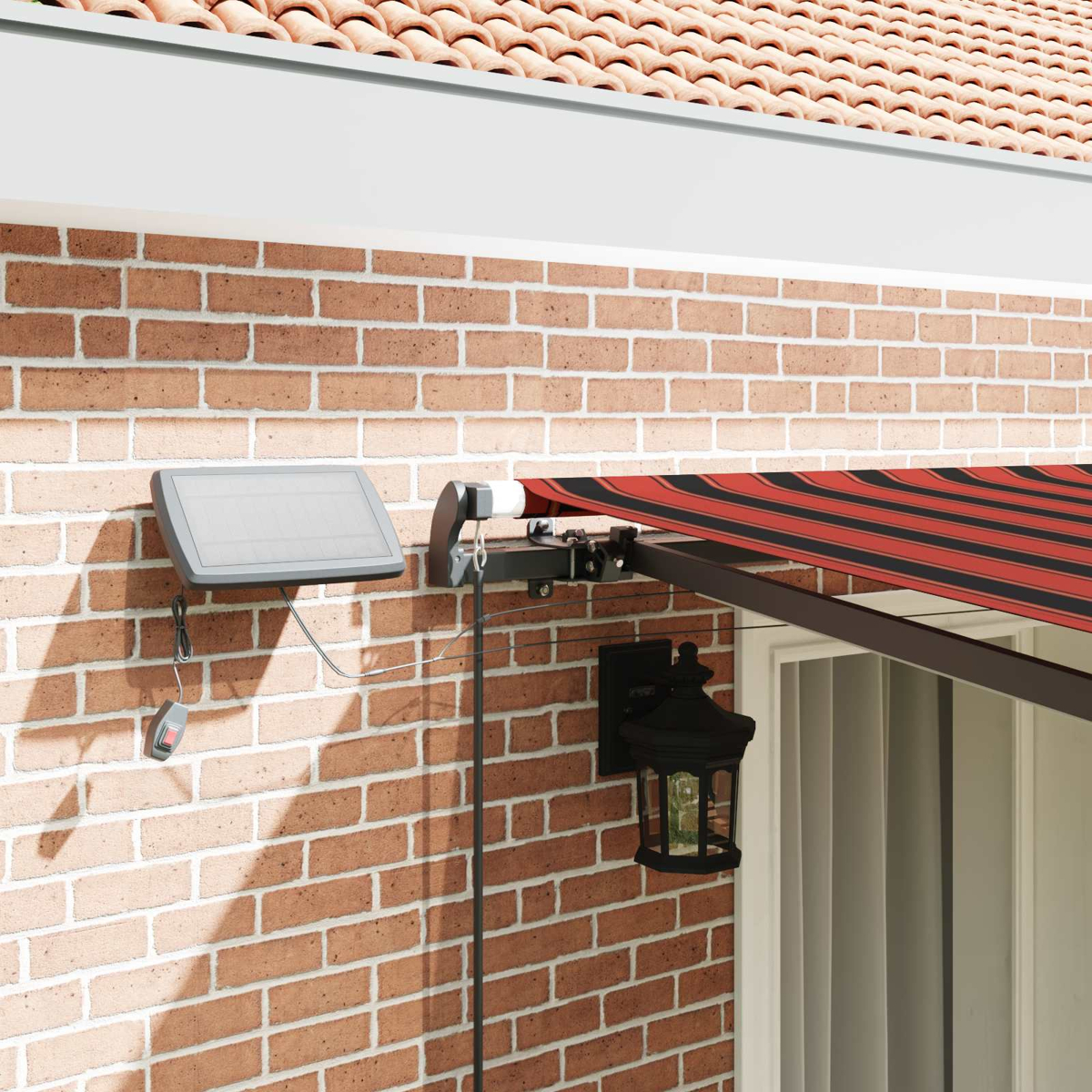 Ein ausfahrbarer Markise mit roten und schwarzen Streifen über einem Fenster.