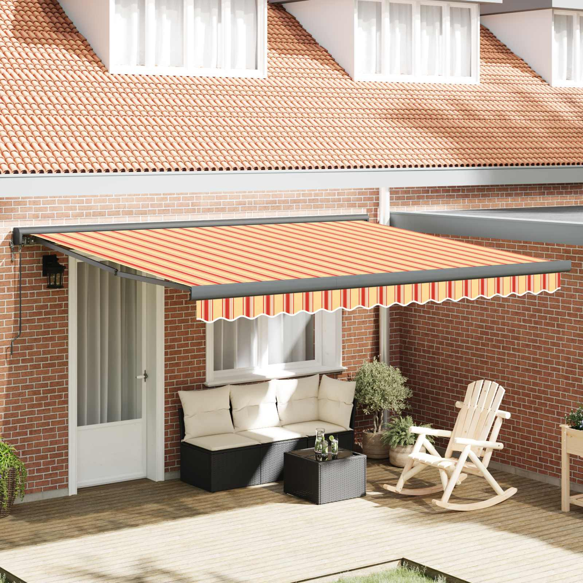 Gestreifte Markise über Terrasse mit Sitzgelegenheiten. Ein Schaukelstuhl rechts.
