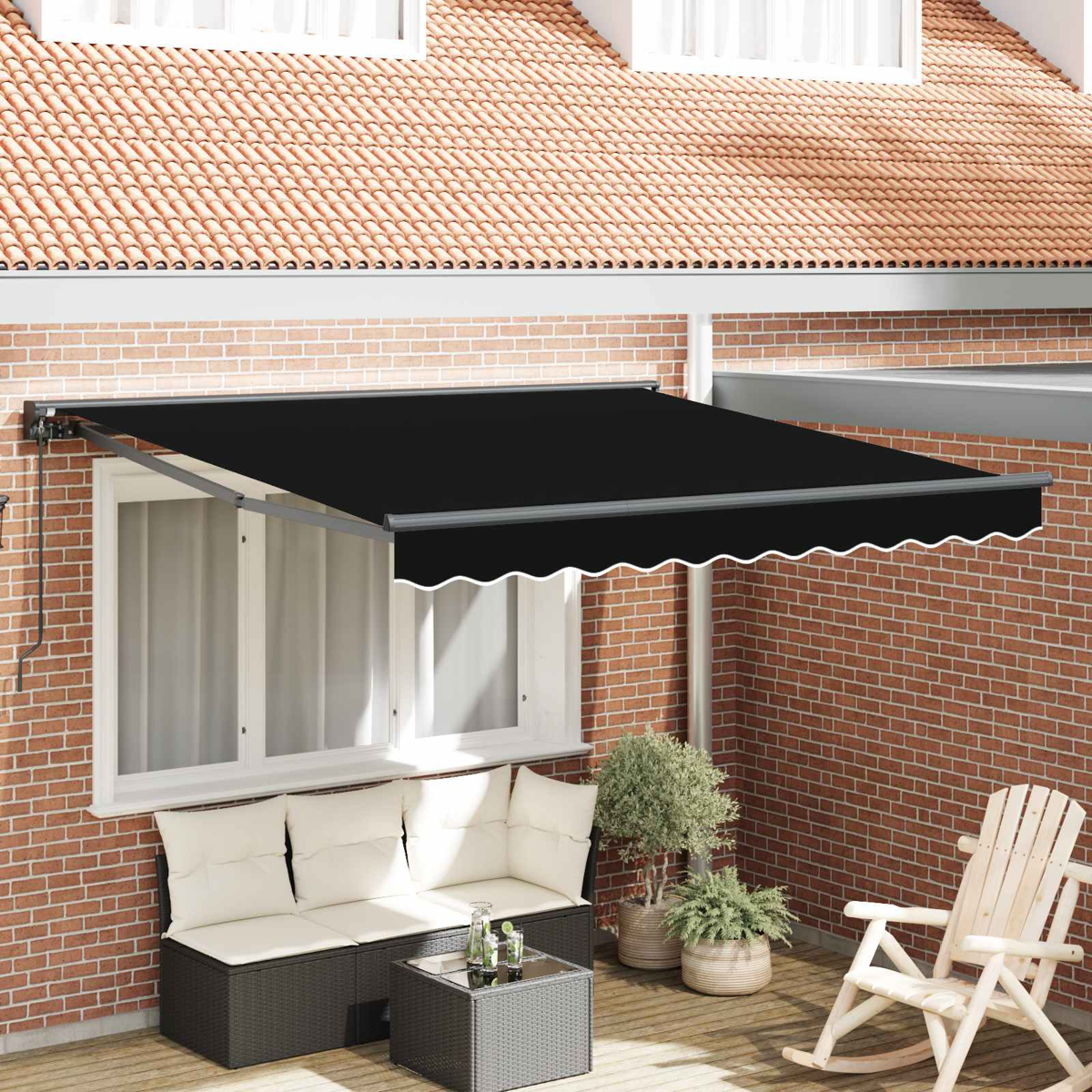Schwarzes Sonnensegel über einem Sitzbereich mit Sofa, Tisch und Schaukelstuhl.