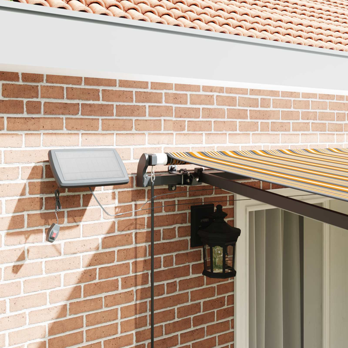 Markise mit Solarpanel und Laterne an einer Ziegelwand.