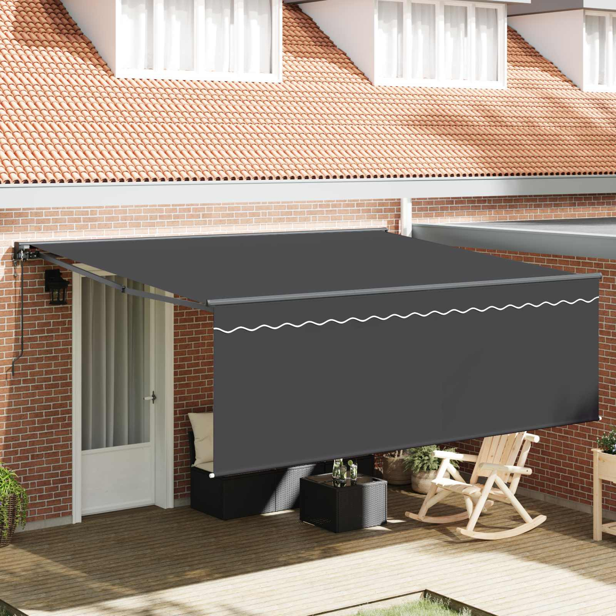 Dunkelgraues Markisendach mit weißer Wellenverzierung über einer Terrasse mit Möbeln.
