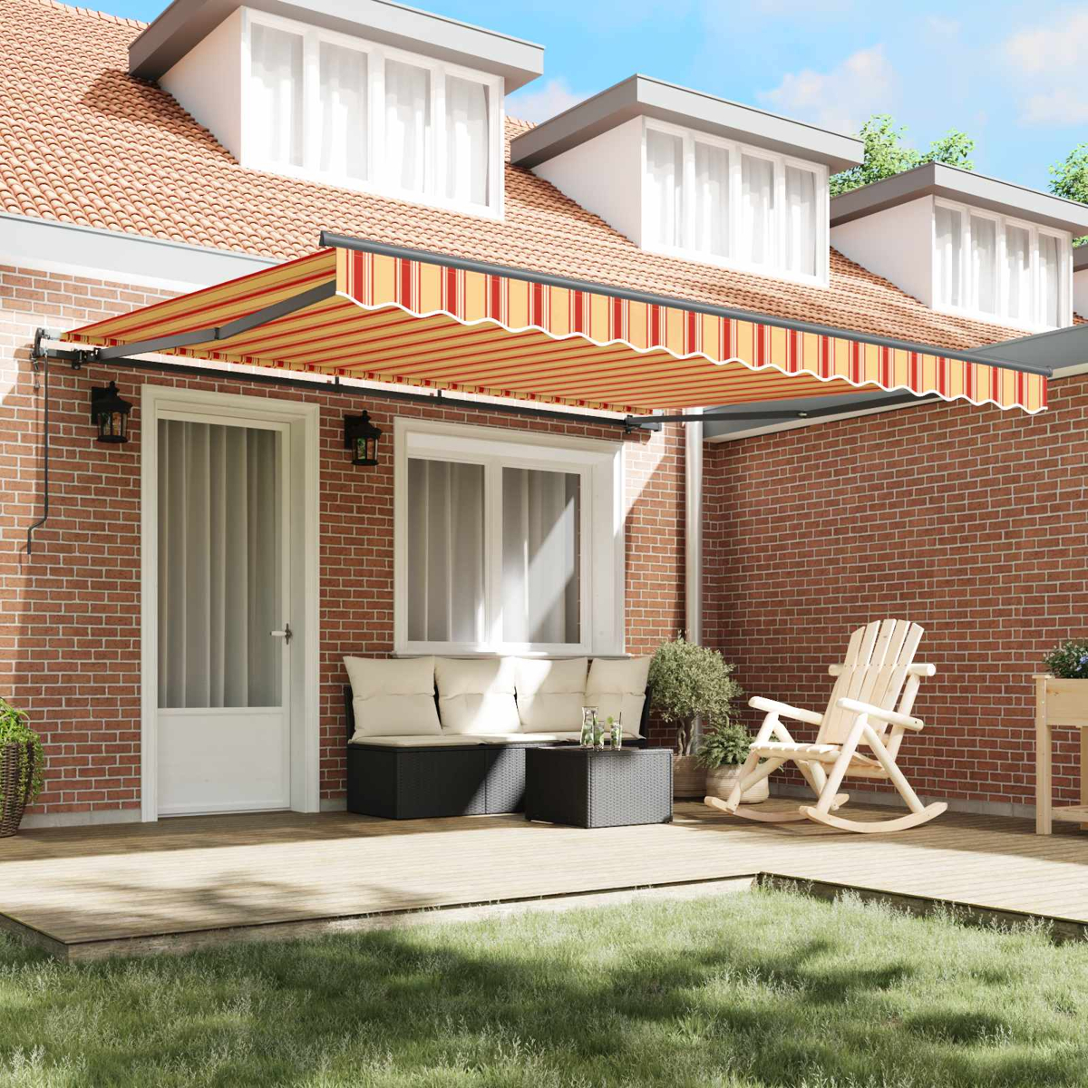 Eine Terrassenüberdachung mit rot-gelben Streifen über einer Sitzgruppe und einem Schaukelstuhl.