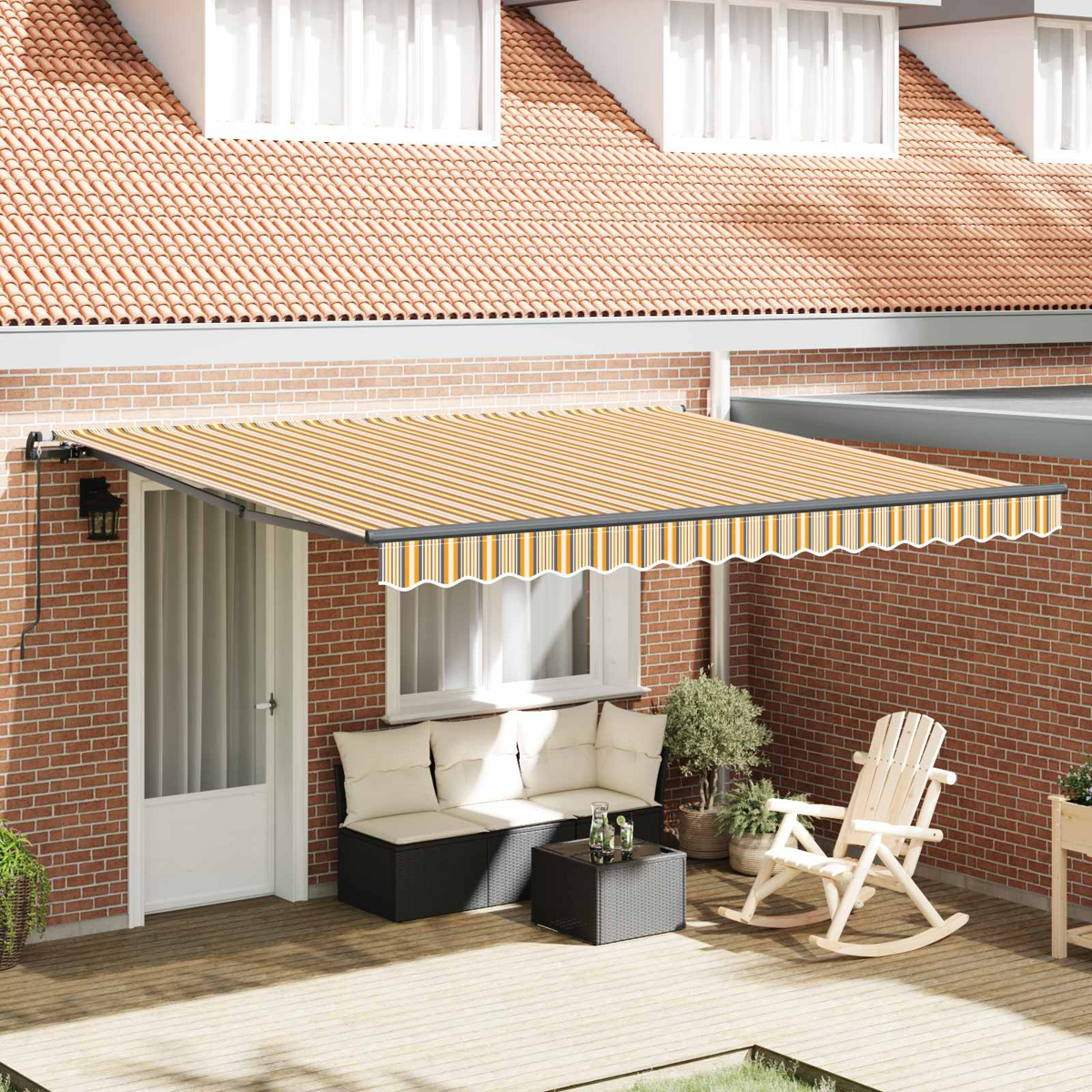 Ausgefahrene Markise mit Streifen über einer Terrasse mit Sitzmöbeln.