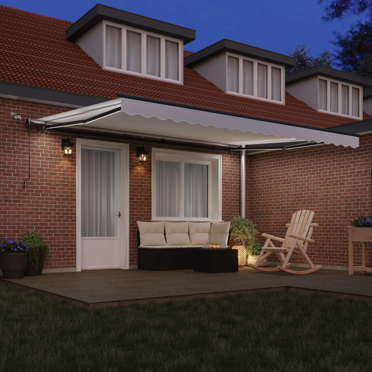 Eine Terrasse mit ausfahrbarer Markise, Sitzgelegenheiten und Schaukelstuhl.