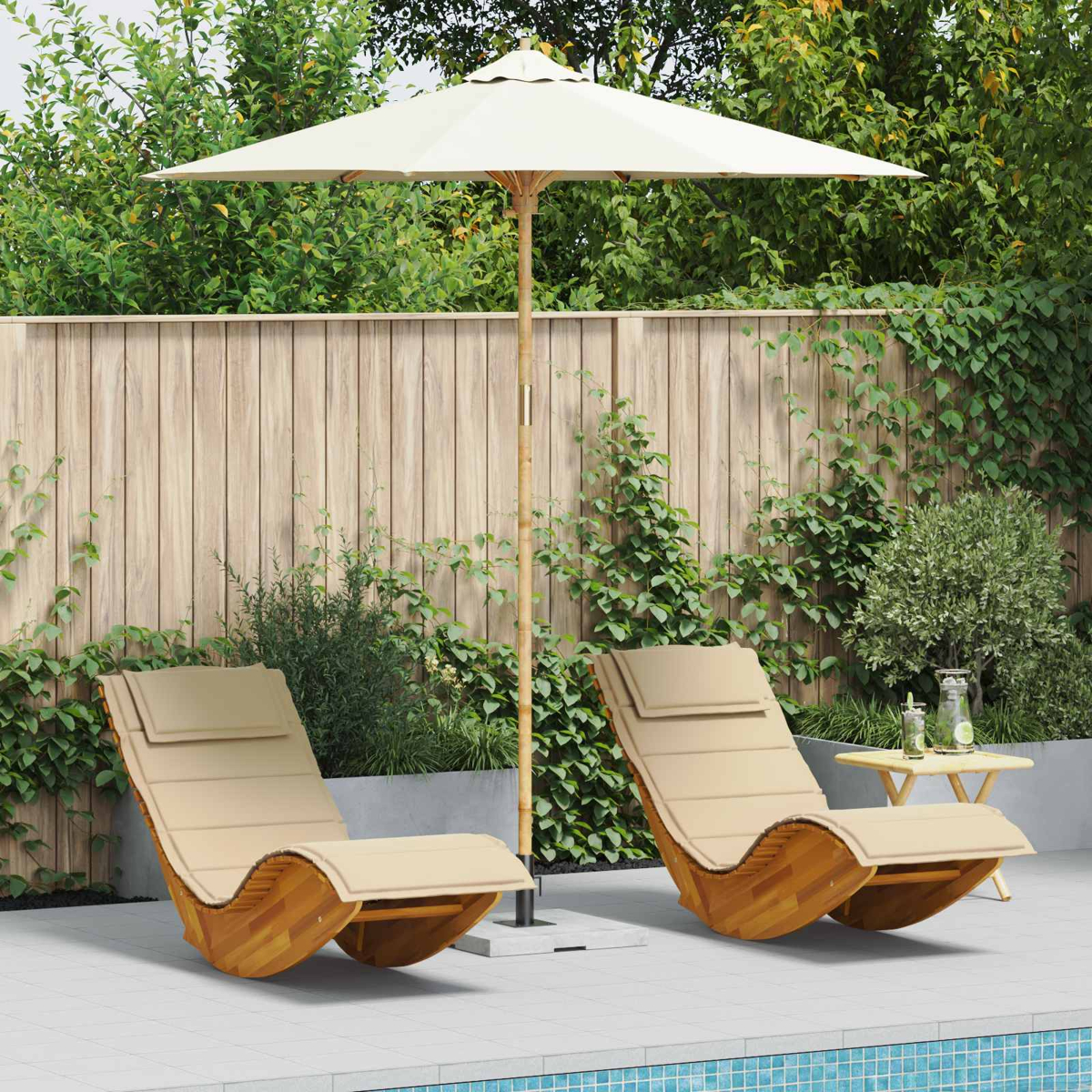 Due sedie a sdraio in legno con cuscini beige sotto un ombrellone color crema vicino a una piscina.