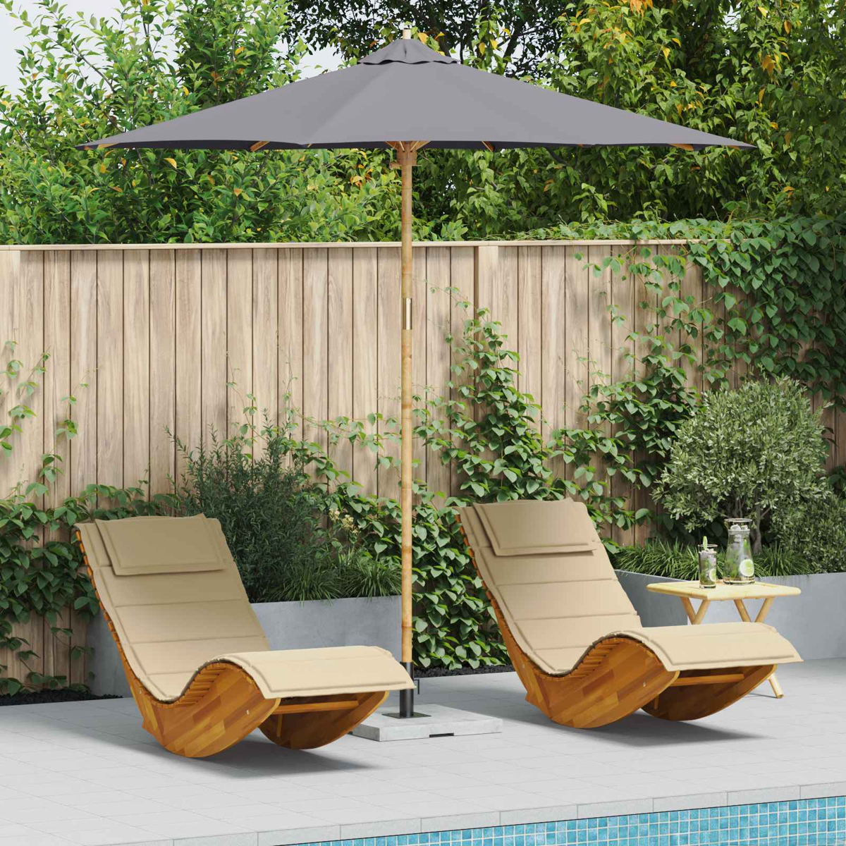 Zwei Holz-Liegestühle mit Kissen unter einem Sonnenschirm am Pool.