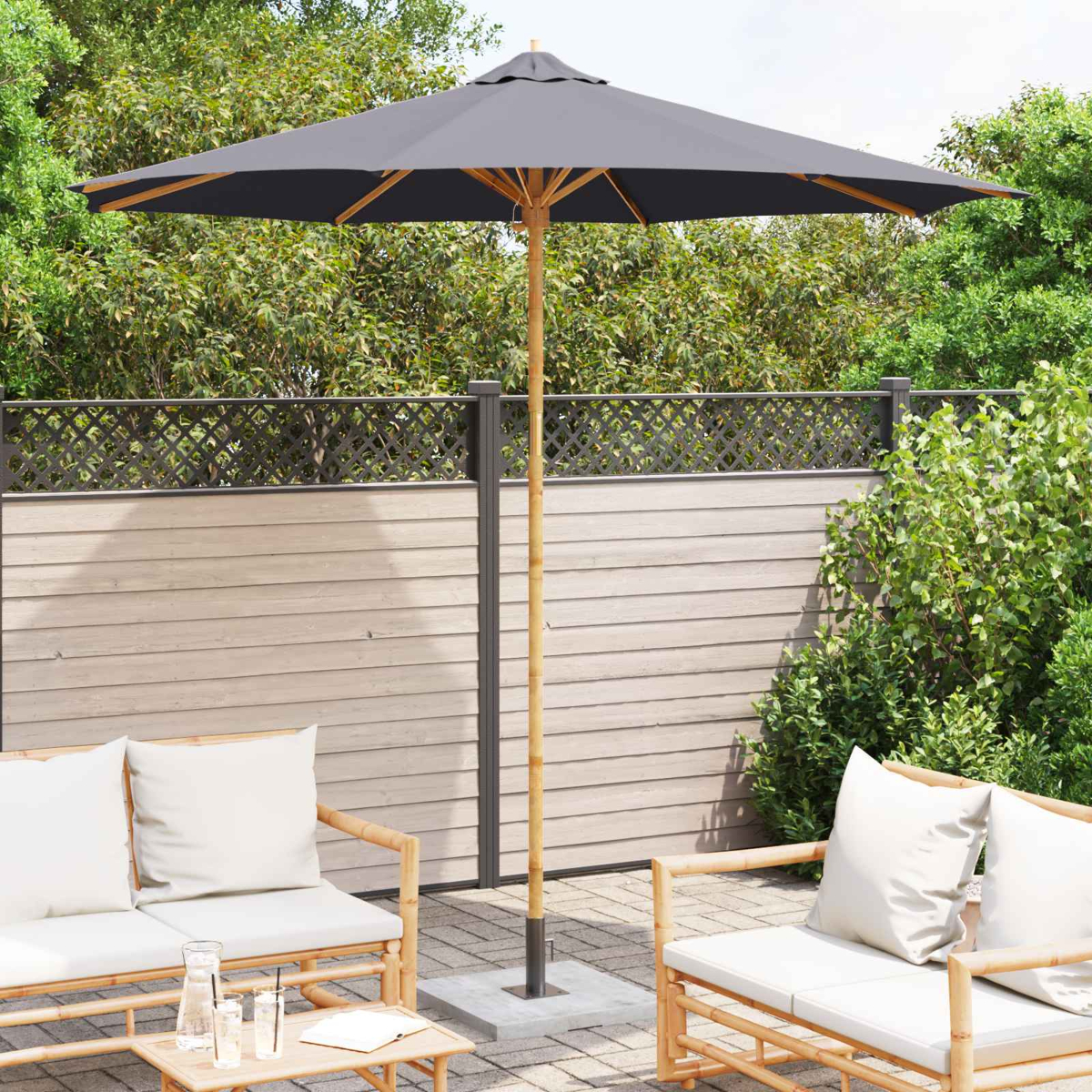 Ein grauer Sonnenschirm mit Holzständer steht auf einer Terrasse mit Rattansesseln.