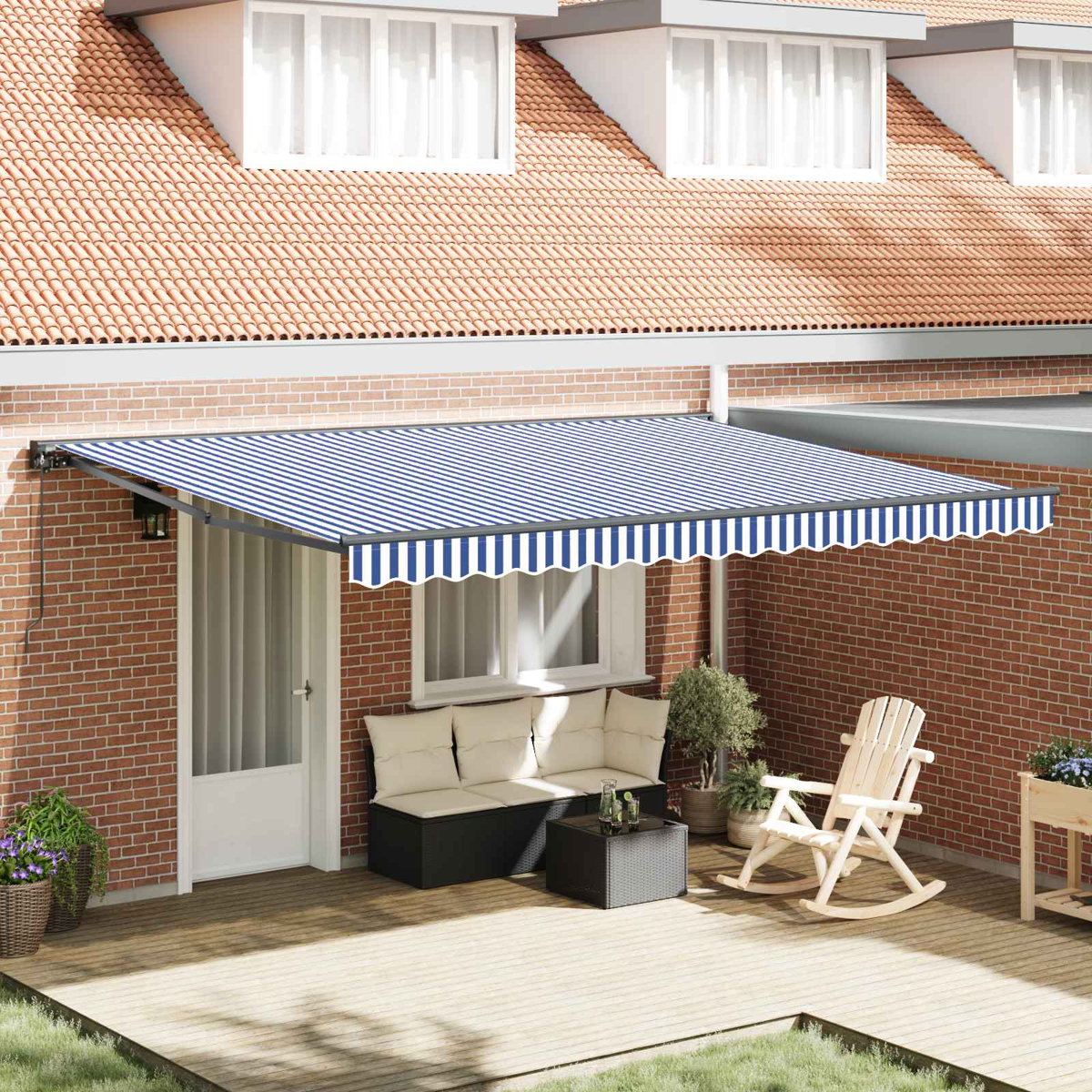 Ein blau-weiß gestreiftes Vordach über einer Terrasse mit Möbeln.