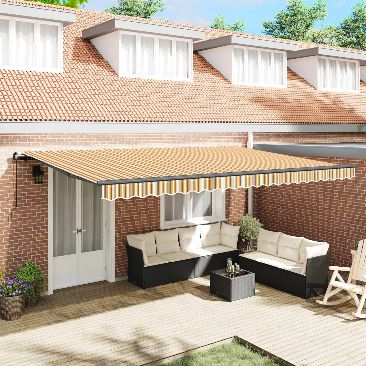 Ein gestreiftes Vordach überspannt eine Terrasse mit Gartenmöbeln und einem Haus.