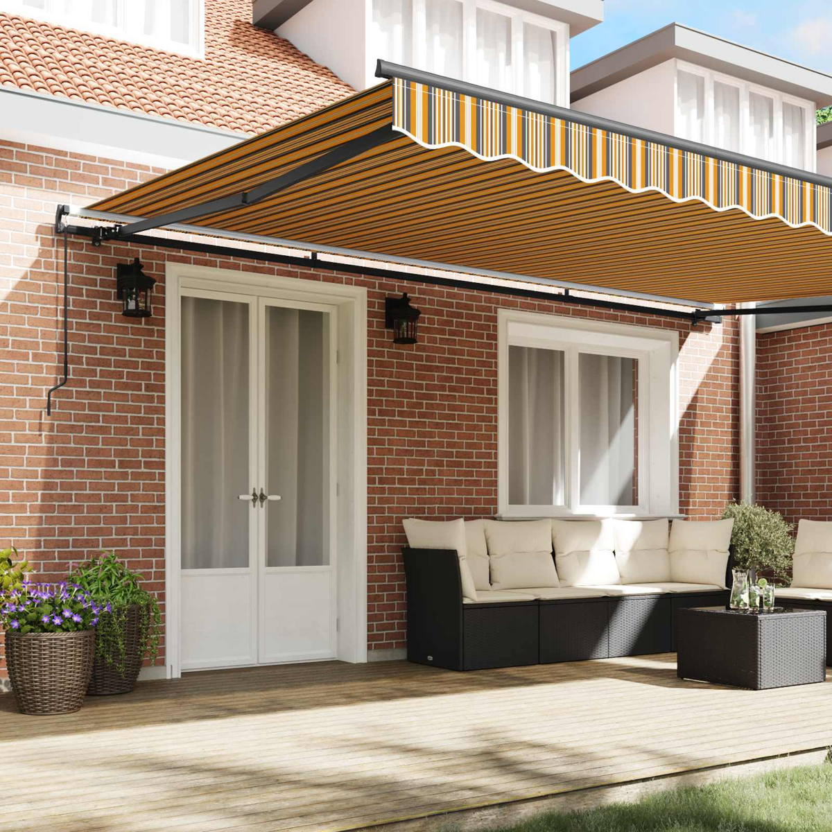 Ein ausgefahrener Sonnenschutz mit orange-grauen Streifen über einer Terrassentür und einem Sofa.