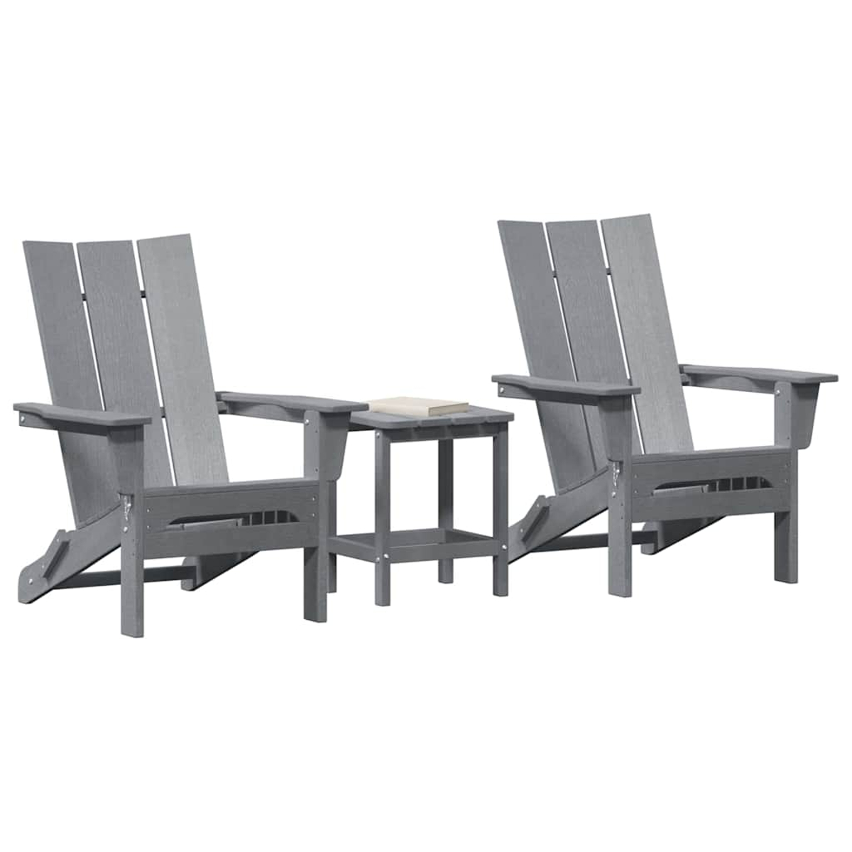 Zwei graue Adirondack-Stühle mit einem kleinen Tisch dazwischen, auf dem ein Buch liegt.