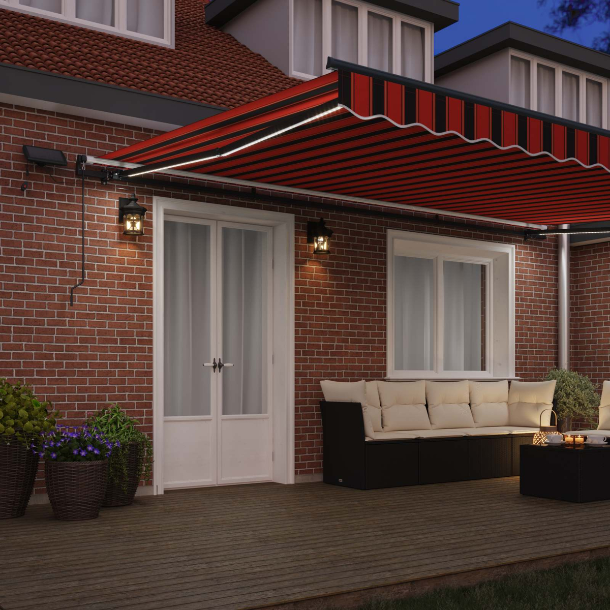 Eine rote und schwarze Markise mit Lichtern über einer Terrasse mit Möbeln.