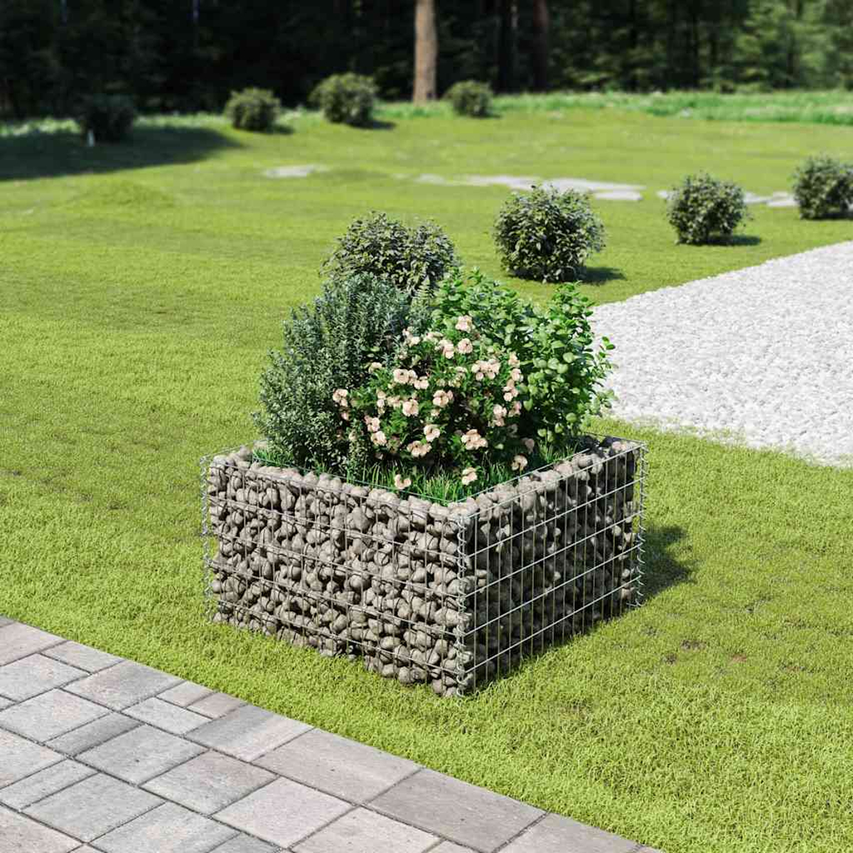 Ein Gabionen-Blumenkasten mit grünen Pflanzen und rosa Blüten auf Rasen.
