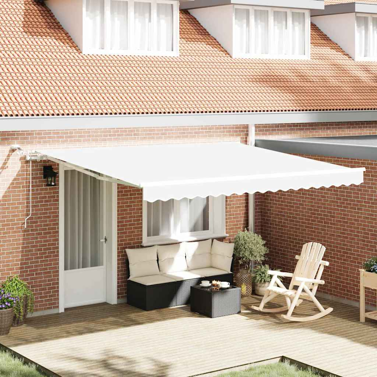 Weiße Markise über einer Ziegelhaus-Terrasse mit Gartenmöbeln und Pflanzen.