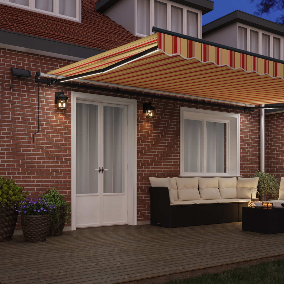 Ein gestreiftes Vordach über einer Terrasse mit Möbeln und Pflanzen.