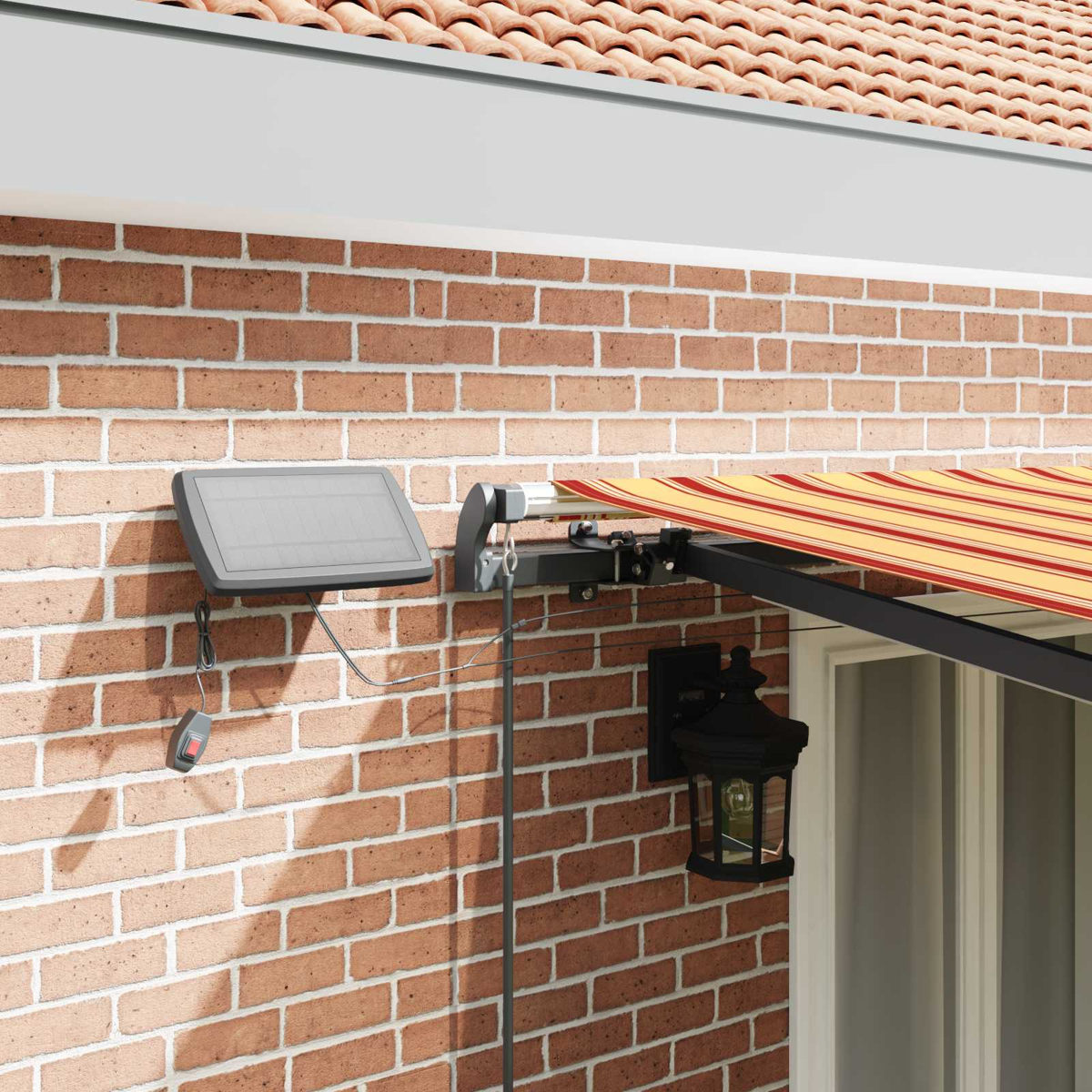 Ein ausfahrbares Markisensystem mit Solarpanel und Fernbedienung an einer Ziegelwand.