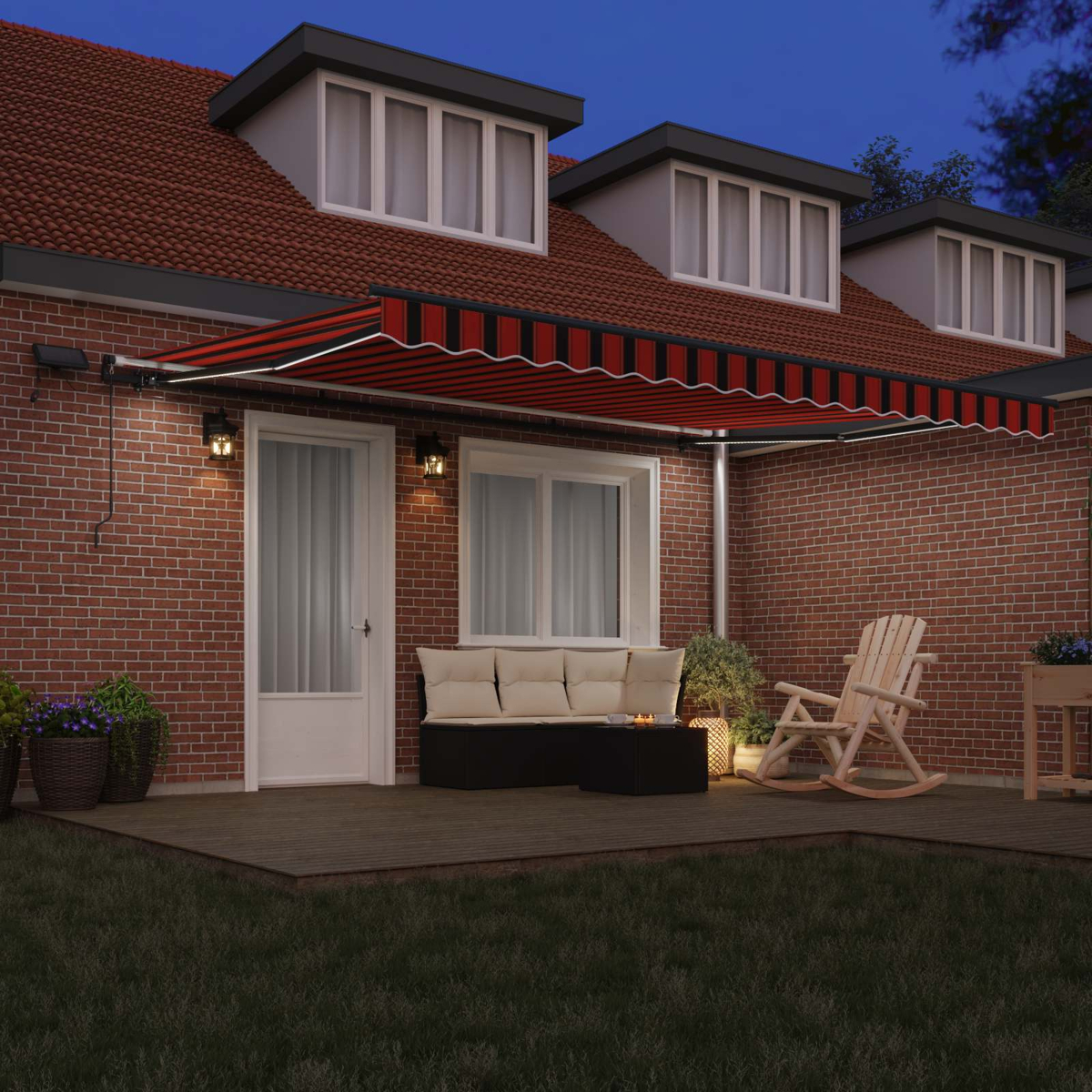 Eine ausfahrbare Markise mit roten und schwarzen Streifen über einer Terrasse mit Möbeln bei Nacht.