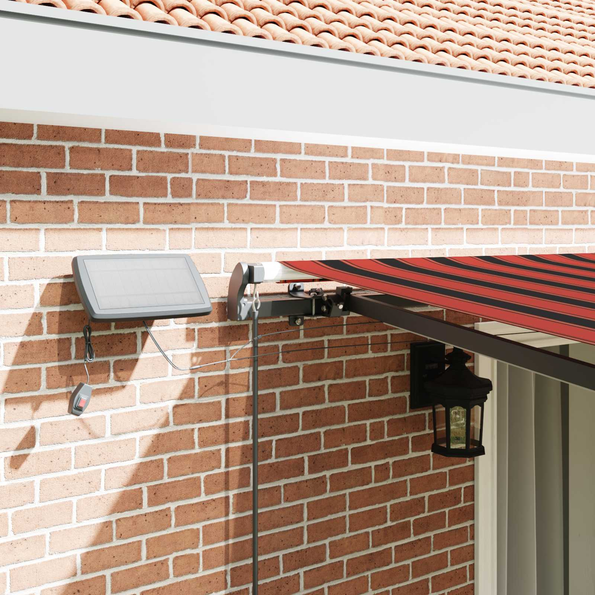 Markisen mit rot-schwarzen Streifen, Solarpanel und Laterne an einer Ziegelwand.