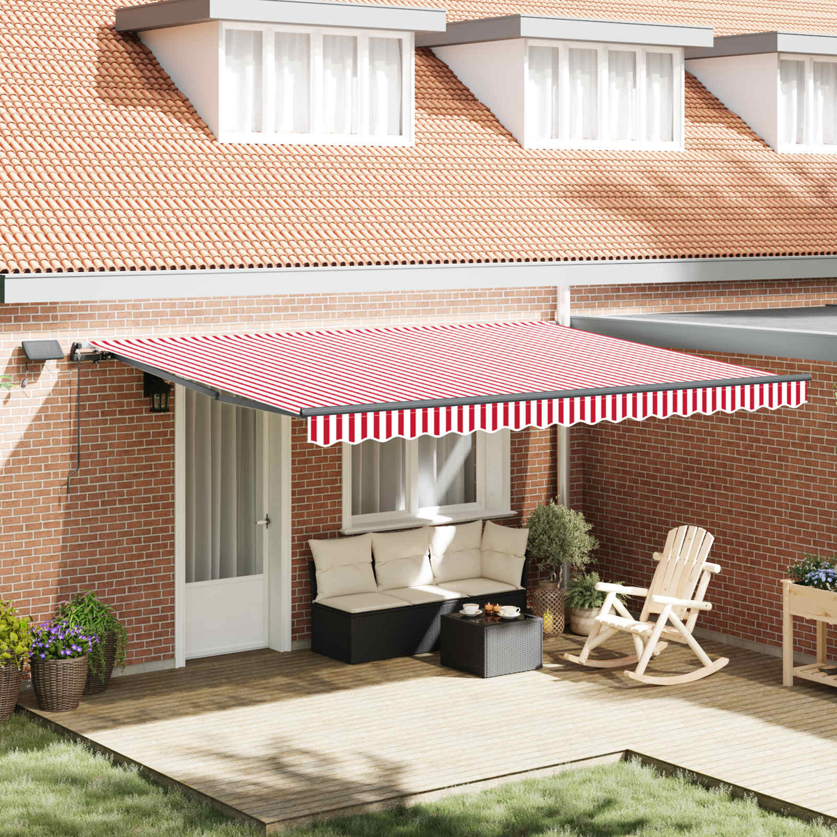 Rot-weiß gestreifte Markise bedeckt eine Terrasse mit Sitzgelegenheiten und Schaukelstuhl.