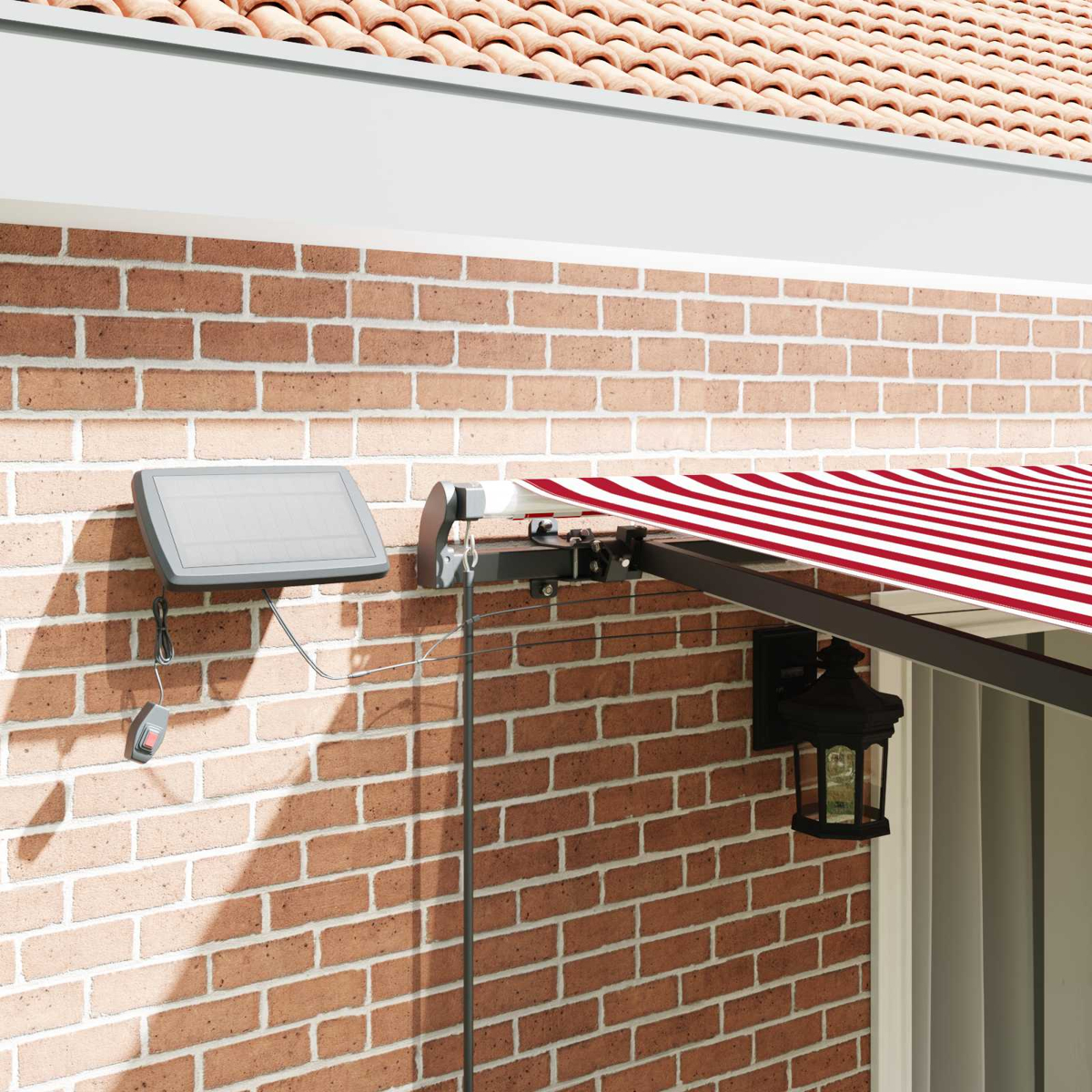 Ein rotes und weiß gestreiftes Sonnensegel an einer Backsteinwand mit Solarpanel.