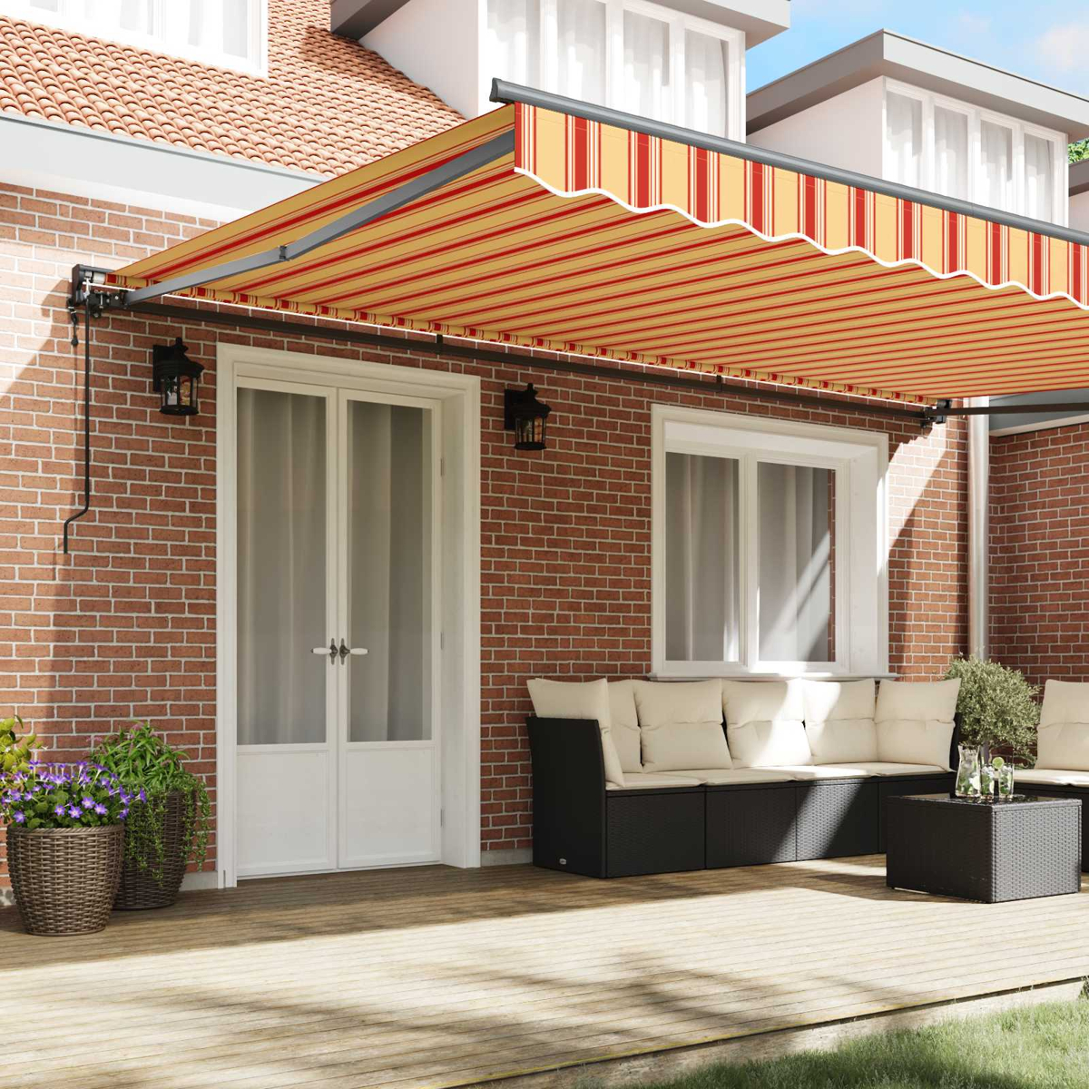 Eine gestreifte Markise über einer Terrasse mit Gartenmöbeln und einer Tür.