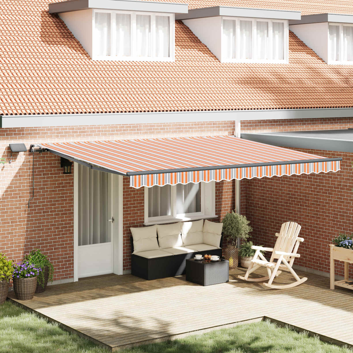 Ausgefahrene Markise mit orange-weißen Streifen über einer Terrasse mit Möbeln.