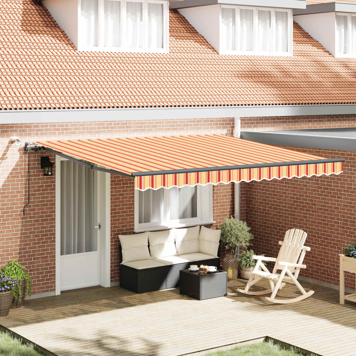 Eine gestreifte Markise über einer Terrasse mit Möbeln und Ziegelwand.