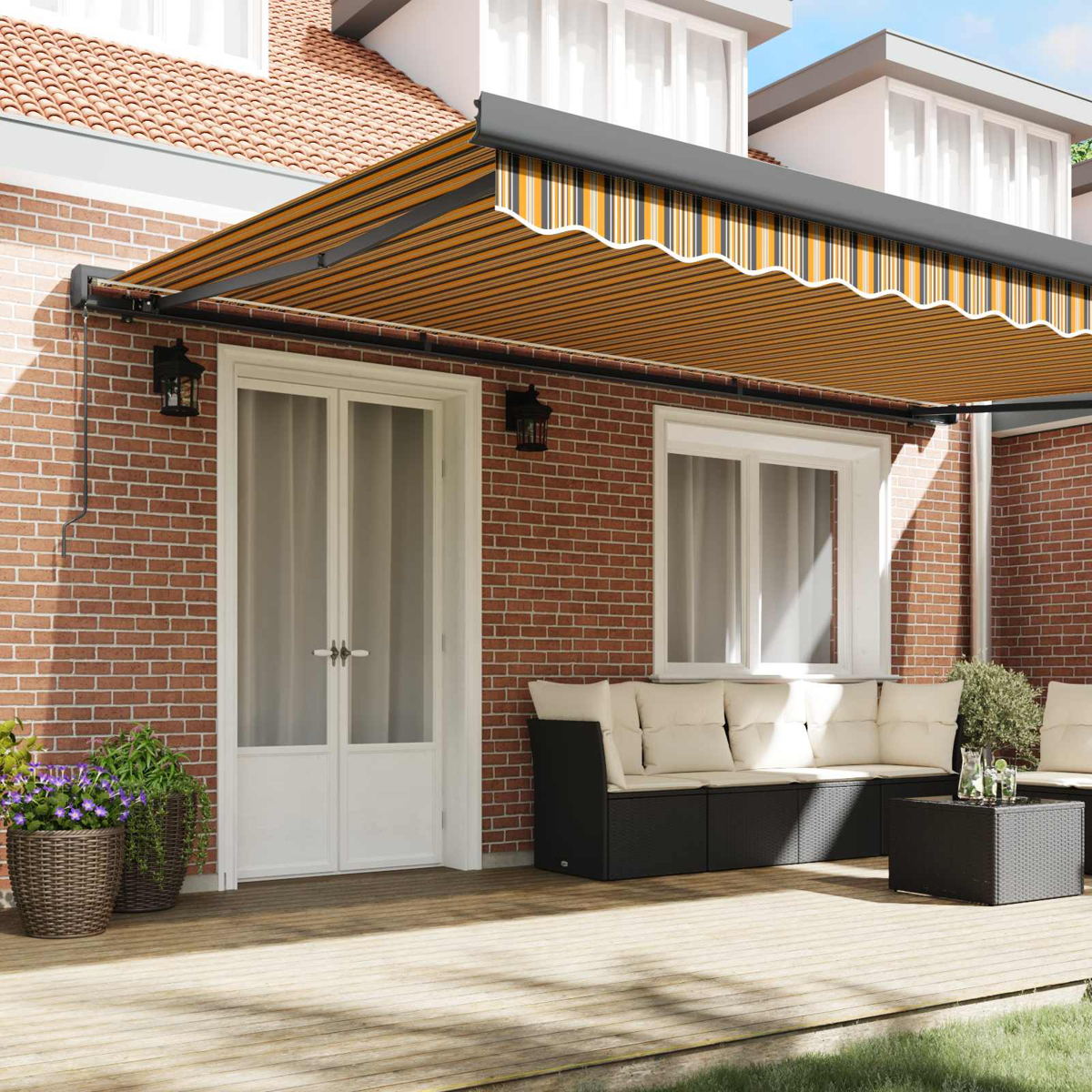 Terrasse mit Markise, Gartenmöbeln und blühenden Pflanzen.