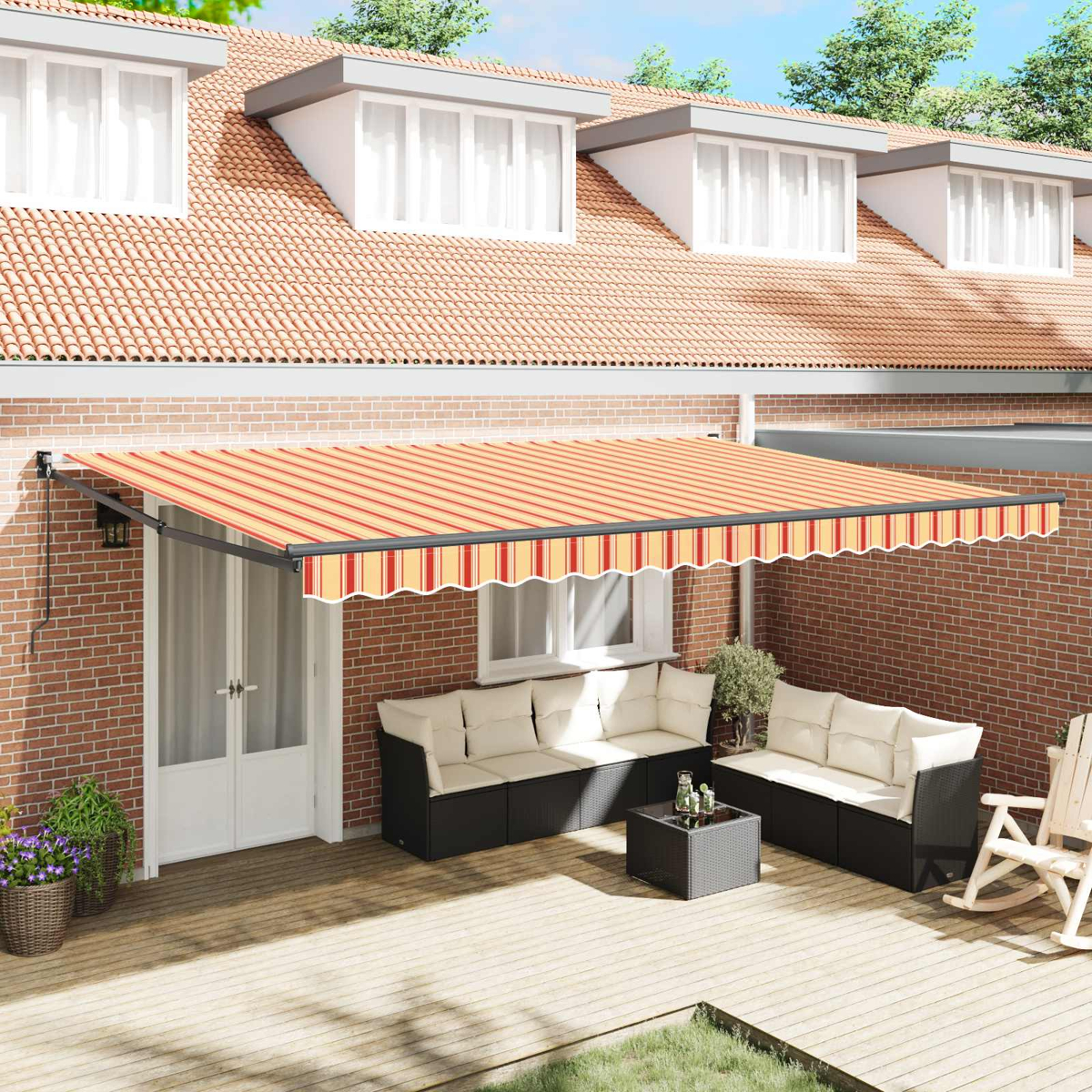 Ein gestreiftes Sonnensegel über einer Terrasse mit Möbeln und einem Haus.
