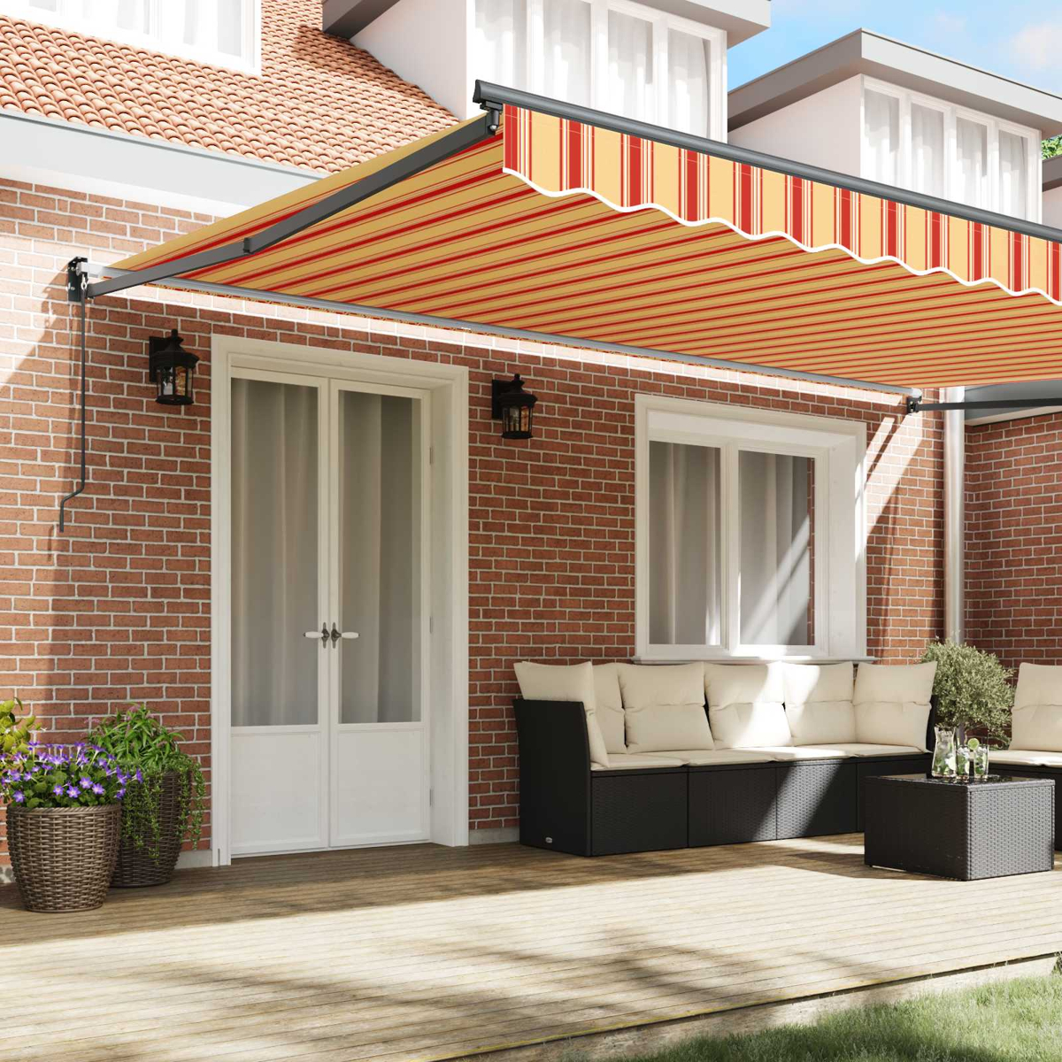 Eine gestreifte Markise über einer Terrasse mit Sitzmöbeln und Ziegelwand.
