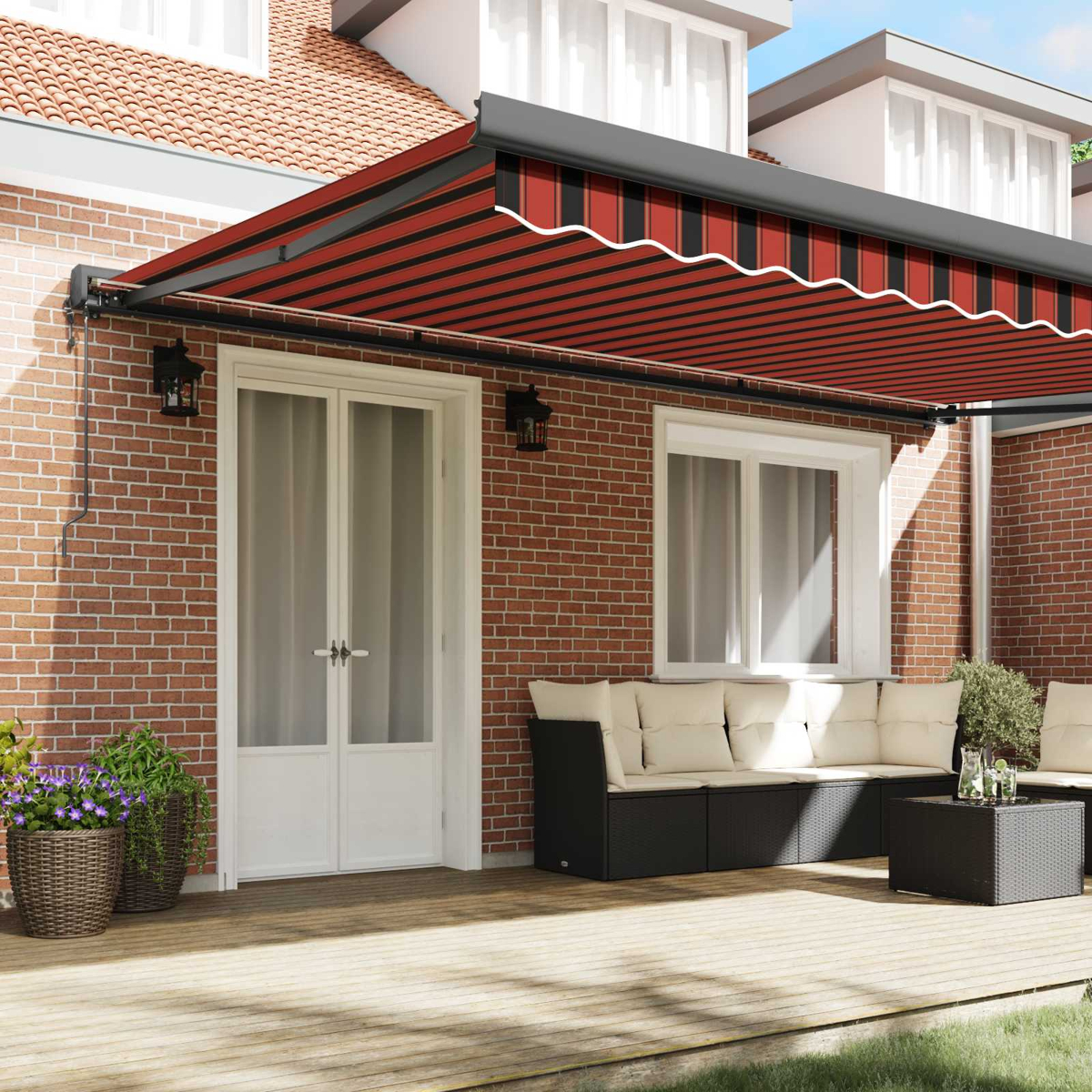 Rote Markise über einer Terrasse mit Sitzmöbeln und einer Tür.