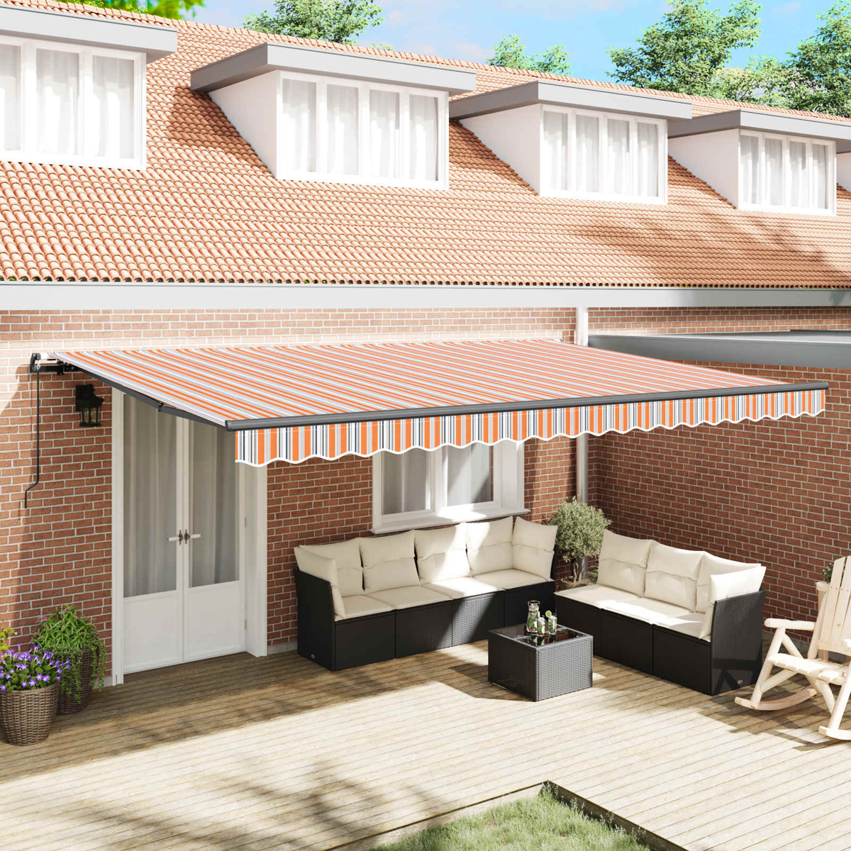 Ein gestreiftes Markise schützt eine Terrasse mit Gartenmöbeln.