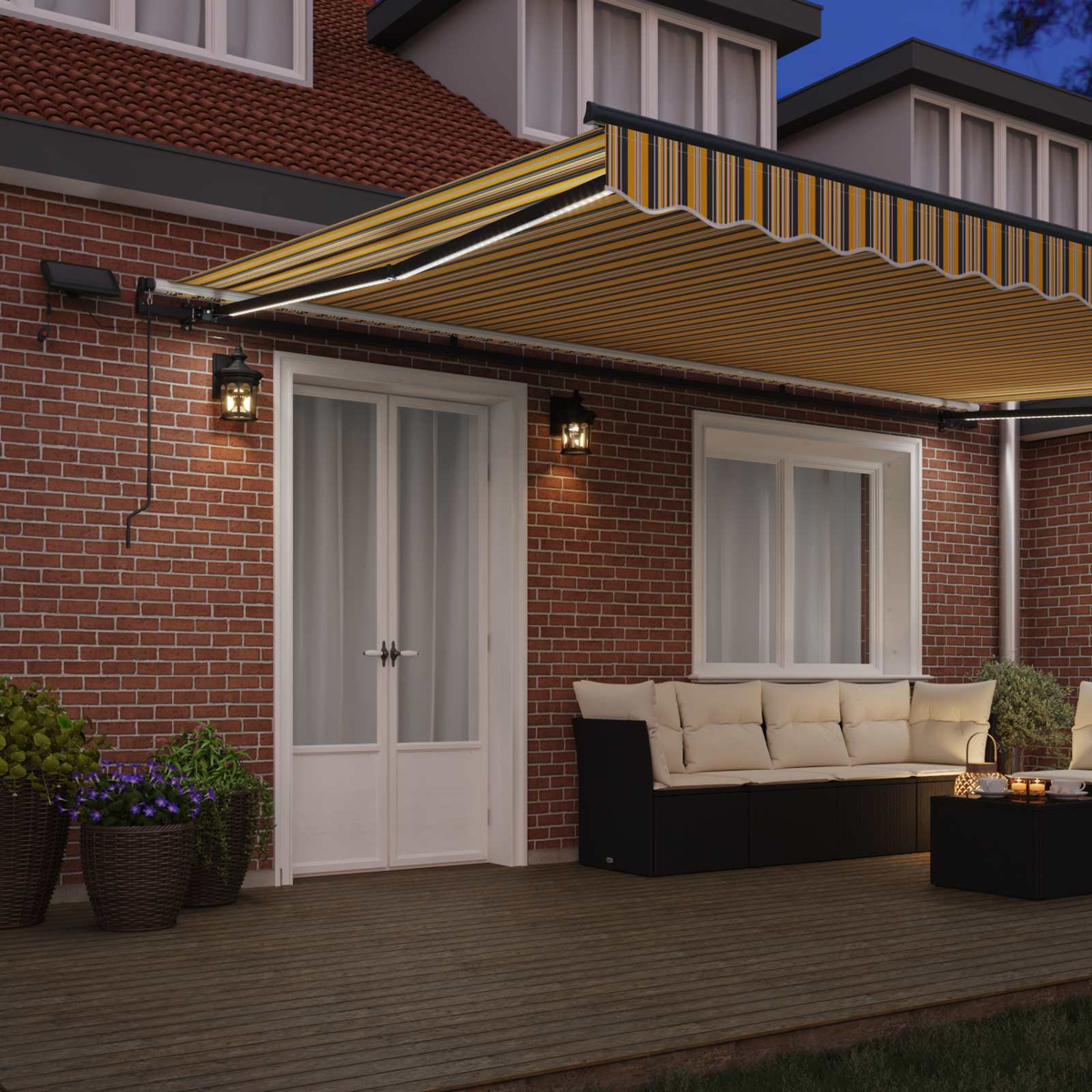 Eine gestreifte Markise über einer Terrasse mit Sitzmöbeln und Pflanzen.