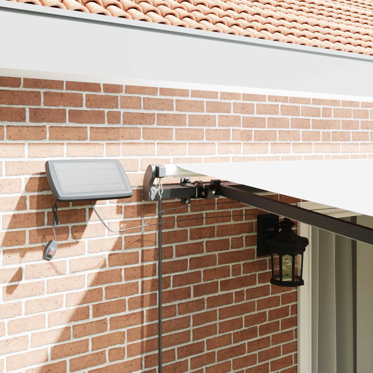 Markise mit Solarpanel und Laterne an einer Ziegelwand.