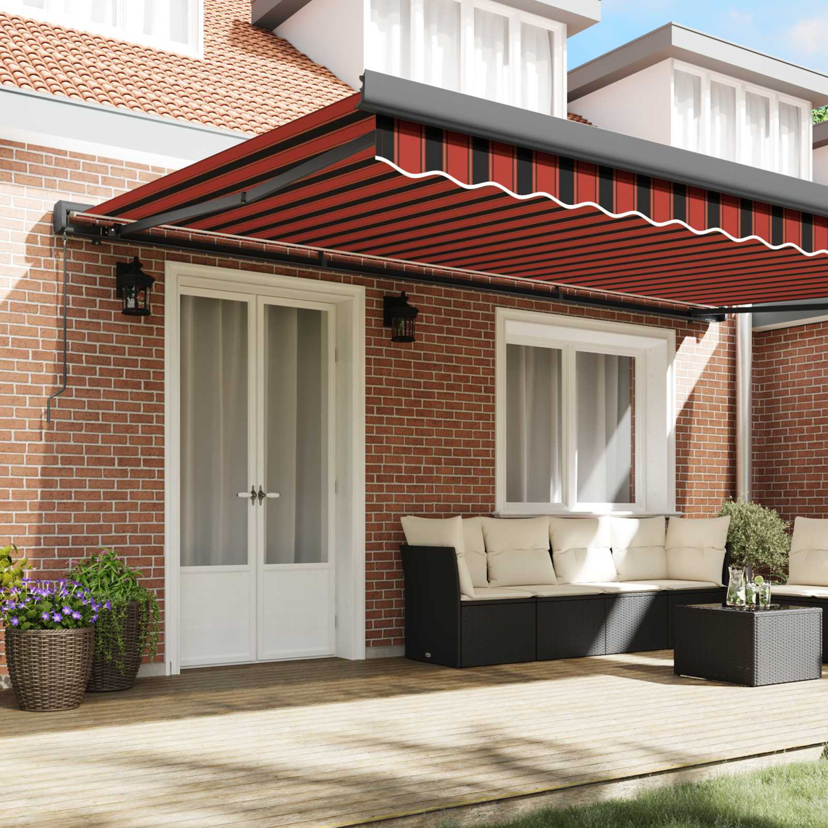 Eine rote und schwarze Markise über einer Terrasse mit Möbeln.