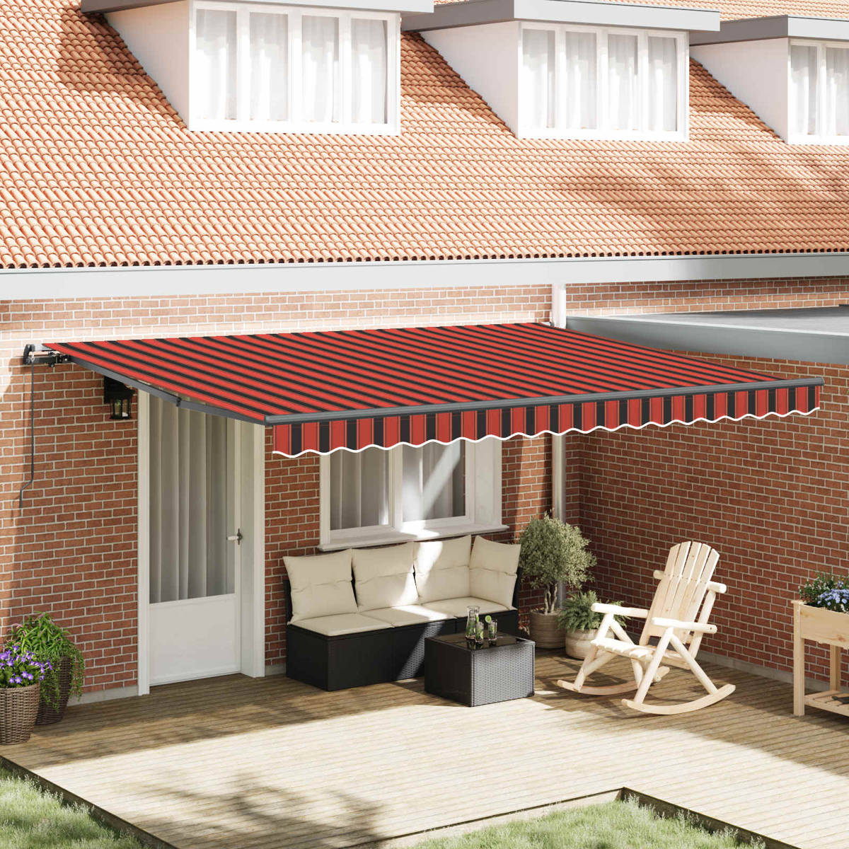 Ein roter und schwarzer Markise über einer Terrasse mit Möbeln.