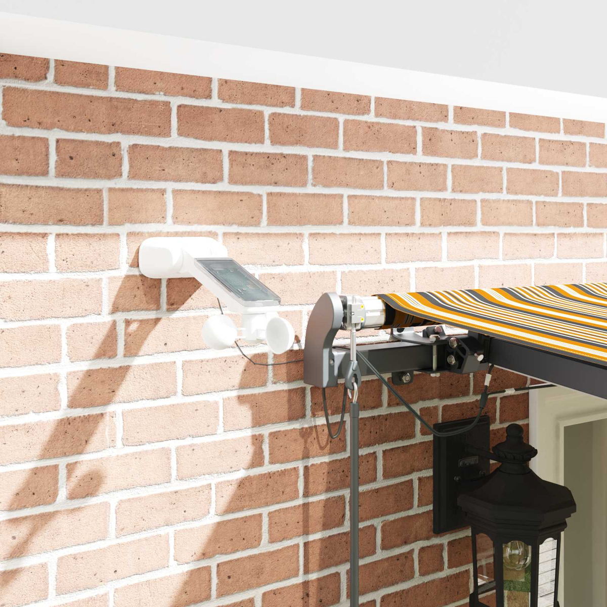 Ein Windsensor mit Solarpanel an einer Ziegelwand neben einer Markise.