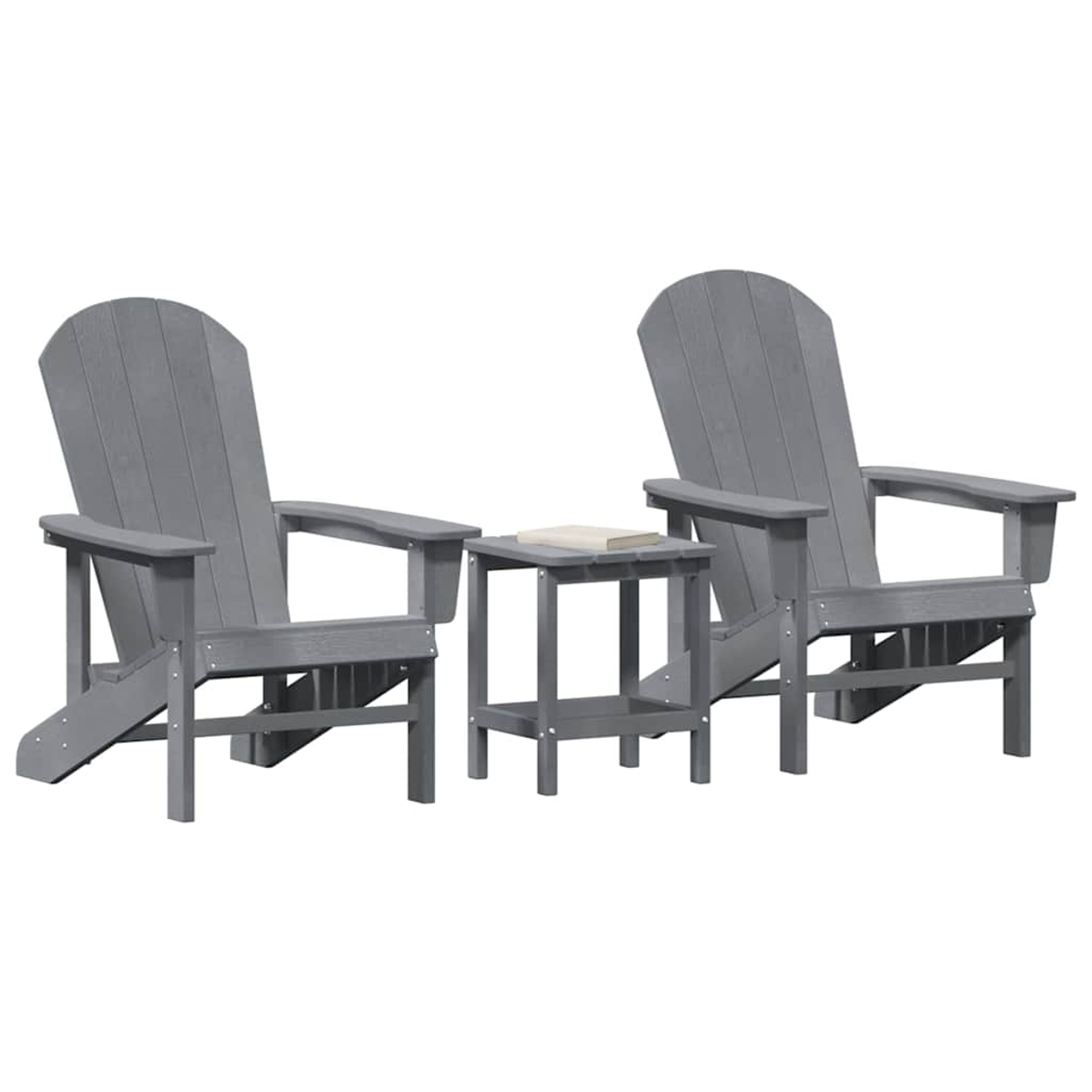 Zwei graue Adirondack-Stühle mit einem kleinen Tisch dazwischen.